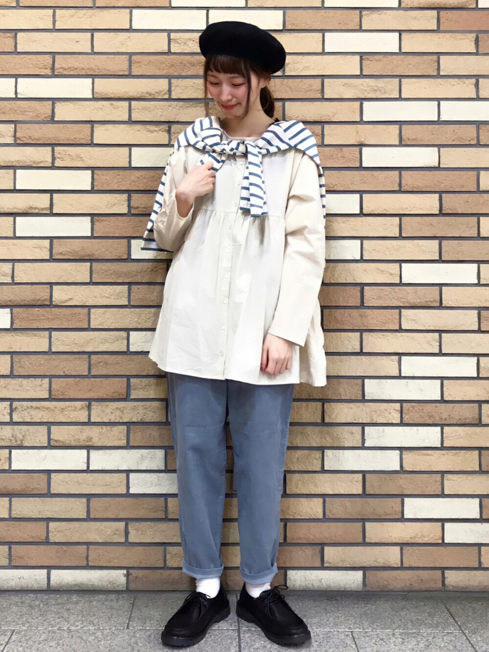 「テーパードパンツ、コーデュロイ、カジュアル、ボーダー、ブルー、ベレー帽、スキニー、秋のコーデ、ナチュラル、SM2、肩掛け、春コーデ、ゆるコーデ、サマンサ モスモス(Samansa Mos2)、秋コーデ」｜「Samansa Mos2のウールバスクベレー（ハンチング/ベレー帽、ブラック系）」を使った、いっしき🐻さん（レディース・163cm）の秋コーディネートの1枚目の写真