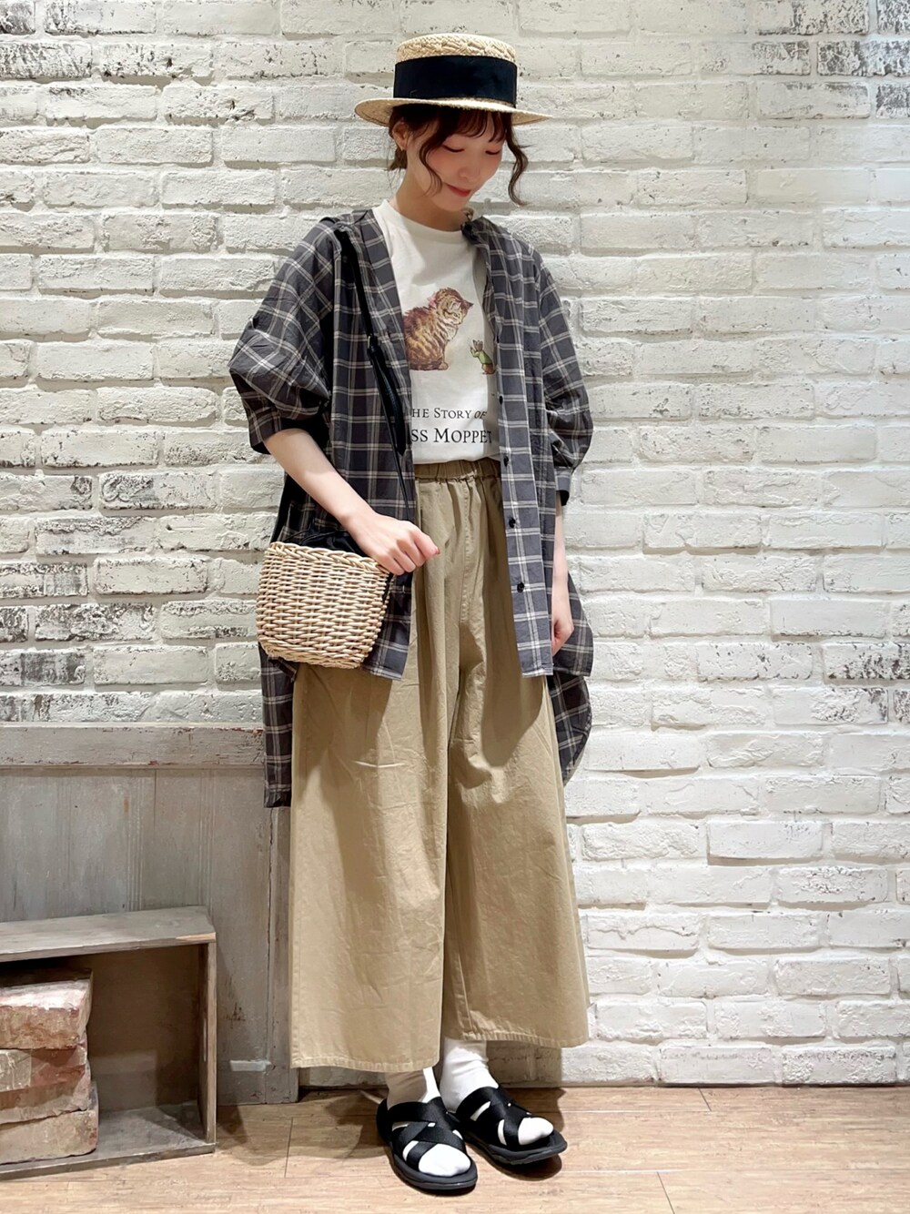 ホワイト系のTシャツ/カットソー、ブラウン系のチュニック、ブラック系のハンドバッグを着用したレディースの夏コーディネートの1枚目の写真