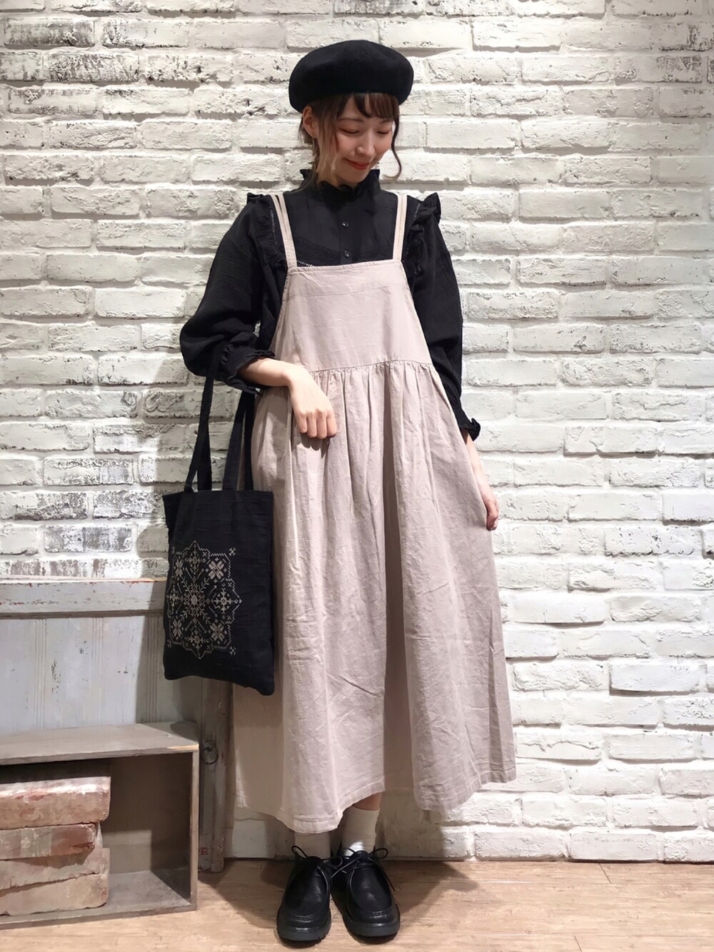 「トートバッグ、ベレー帽、秋のコーデ、ナチュラル、刺繍、モノトーン、SM2、フリル、ガーリー、ジャンパースカート、ゆるコーデ、キャミワンピ、サマンサ モスモス(Samansa Mos2)、秋コーデ、だから秋服が好き」｜「Samansa Mos2のウールバスクベレー（ハンチング/ベレー帽、ブラック系）」を使った、いっしき🐻さん（レディース・163cm）の秋コーディネートの1枚目の写真