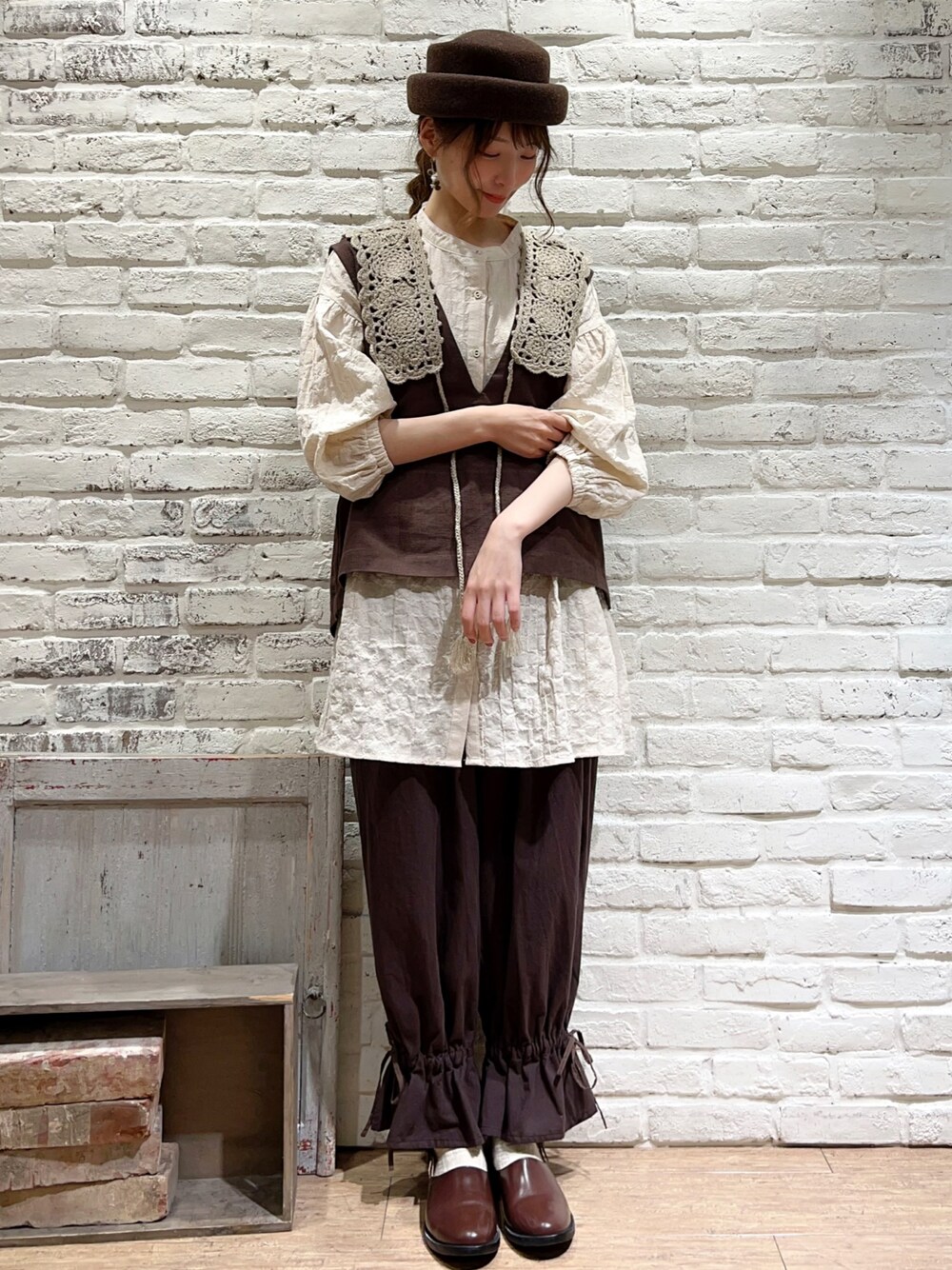 ブラウン系のベスト、ホワイト系のシャツ/ブラウス、ブラウン系のその他パンツを着用したレディースの秋コーディネートの1枚目の写真