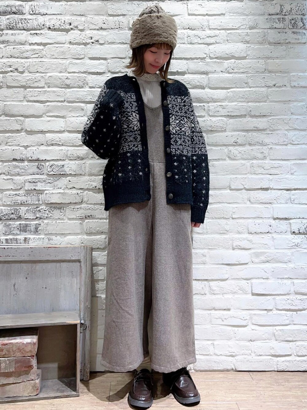 ベージュ系のシャツ/ブラウス、グレー系のカーディガン/ボレロ、ブラウン系のサロペット/オーバーオールを着用したレディースの秋コーディネートの1枚目の写真