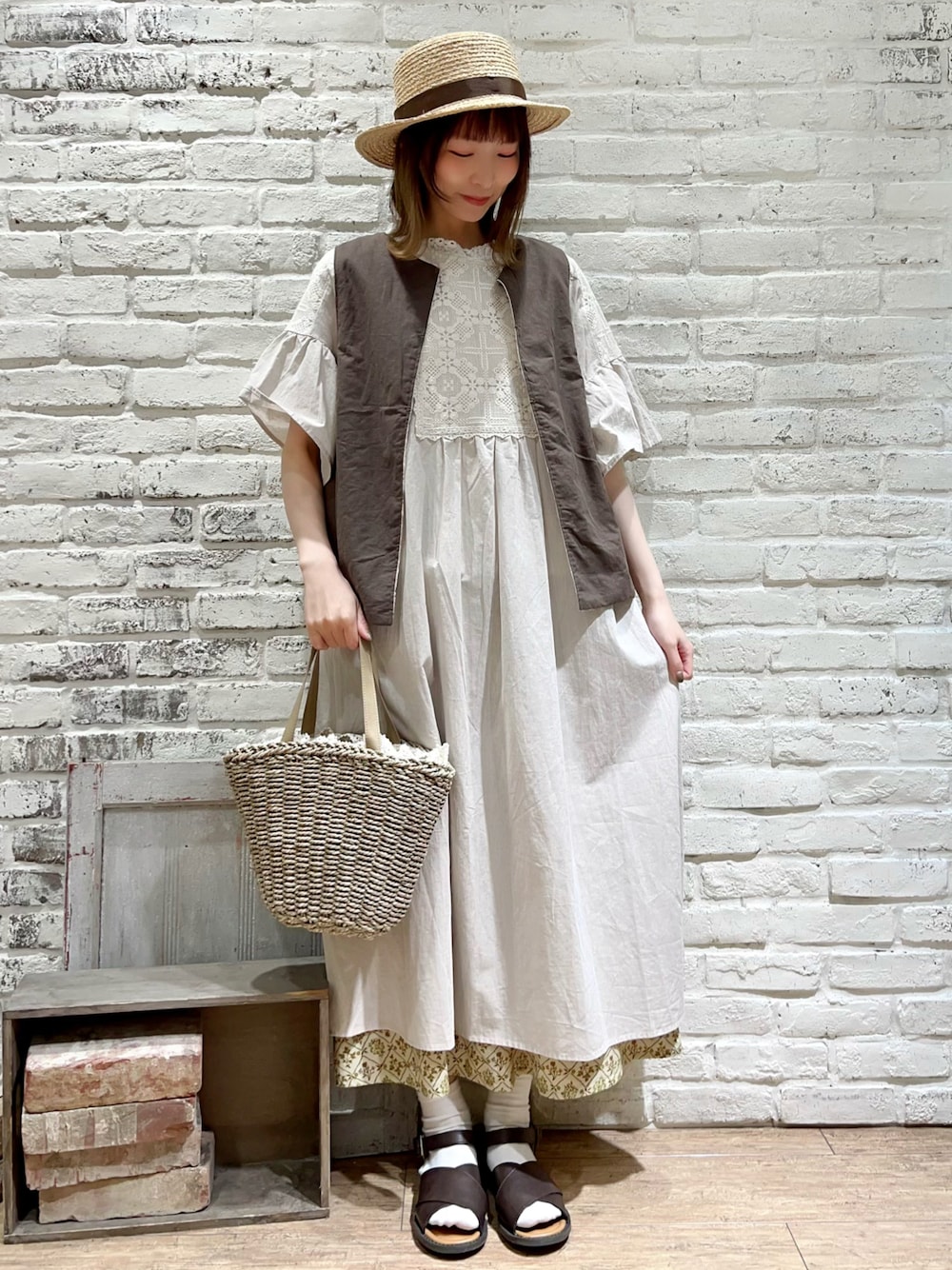 ホワイト系のタンクトップ、ホワイト系のベスト、ホワイト系のワンピースを着用したレディースの春コーディネートの1枚目の写真