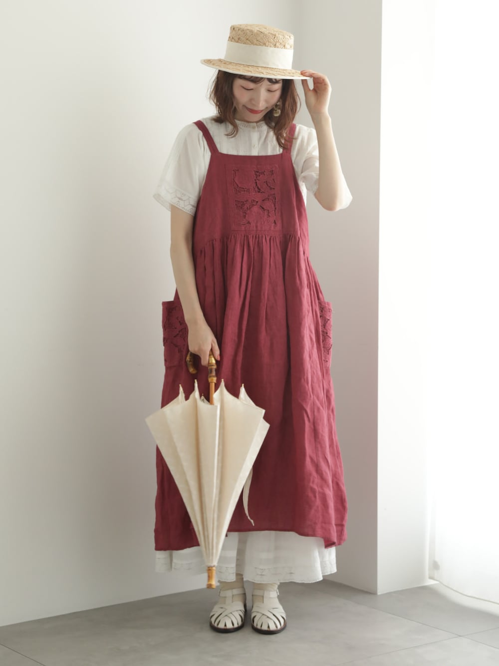 「サマンサ モスモス(Samansa Mos2)、Samansa Mos2、SM2、TSUHARU by Samansa Mos2、夏コーデ、ゆるコーデ、リネン、レース、ワンピース、ボルドー、レーススカート、カンカン帽、WEB限定、日傘、メッシュサンダル」｜「Samansa Mos2のラフィア太リボンカンカン帽（ハット、ホワイト系）」を使った、いっしき🐻さん（レディース・164cm）の春コーディネートの1枚目の写真
