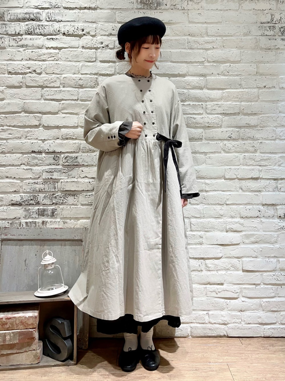 ベージュ系のTシャツ/カットソー、ブルー系のワンピース、ベージュ系のその他アウターを着用したレディースの秋コーディネートの1枚目の写真