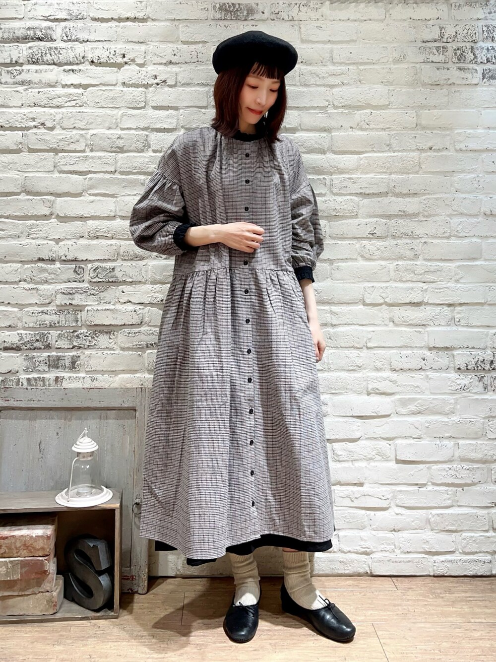 ブラック系のTシャツ/カットソー、ブラック系のワンピース、ブラック系のスカートを着用したレディースの冬コーディネートの1枚目の写真