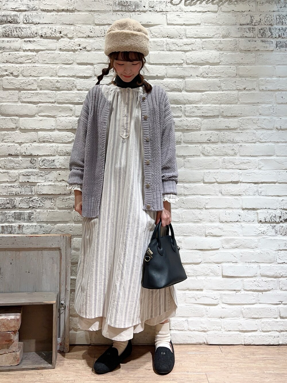 グレー系のニット/セーター、パープル系のニット/セーター、グレー系のワンピースを着用したレディースの秋コーディネートの1枚目の写真