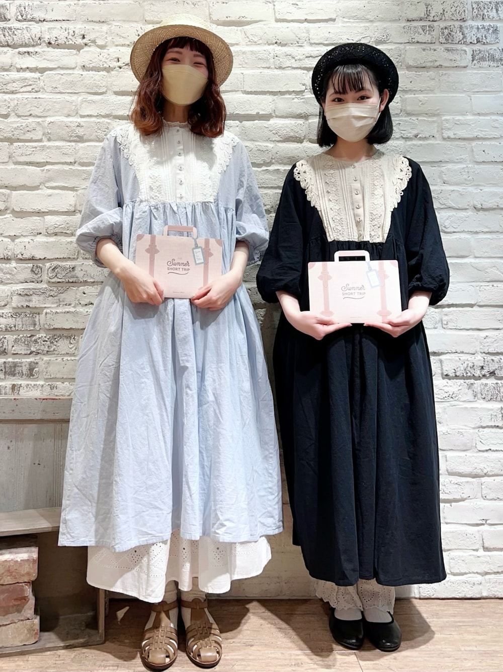 ブラック系のワンピース、ブルー系のワンピース、ホワイト系のその他パンツを着用したレディースの春コーディネートの1枚目の写真