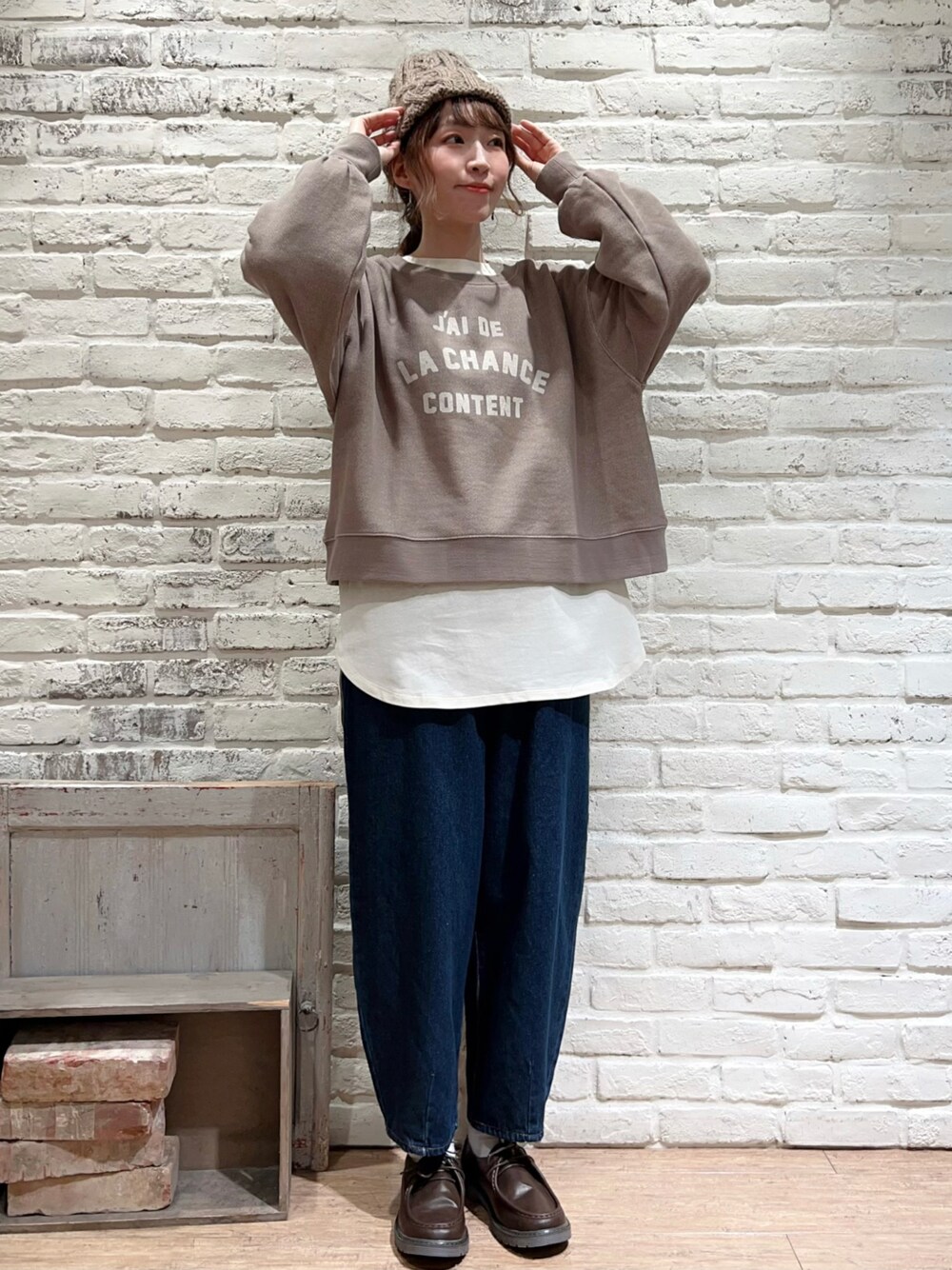 ベージュ系のTシャツ/カットソー、ブルー系のデニムパンツ、ブラウン系のその他シューズを着用したレディースの秋コーディネートの1枚目の写真