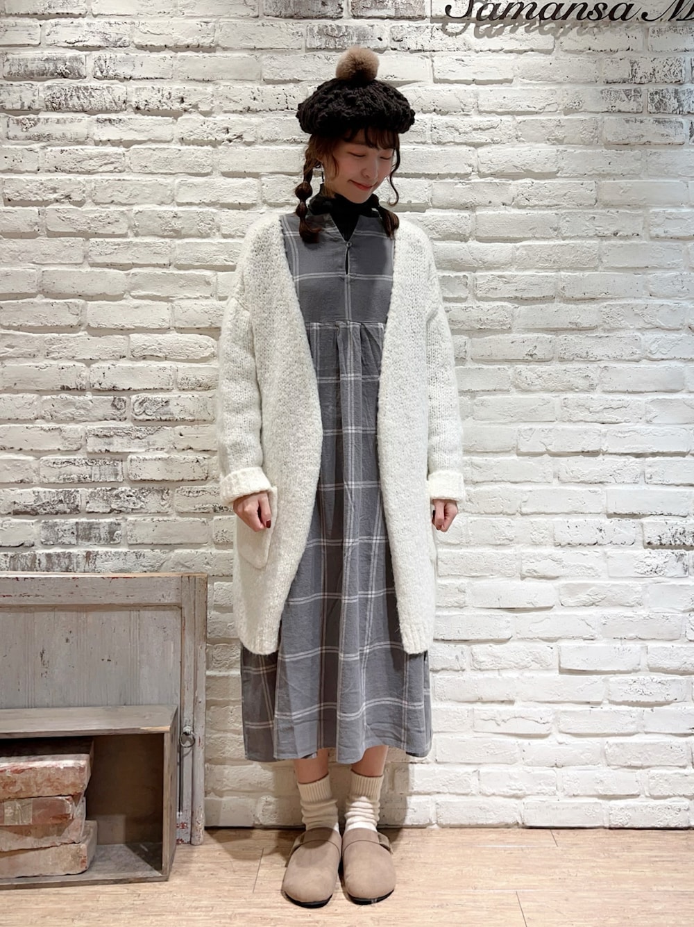 「チェック、ワンピース、シンプル、ベレー帽、秋のコーデ、ハイネック、モノトーン、タートルネック、SM2、ロングカーディガン、リブニット、シンプルコーデ、ゆるコーデ、サマンサ モスモス(Samansa Mos2)、秋コーデ」｜「Samansa Mos2のぽんぽん付ニットベレー（ハンチング/ベレー帽、ブラウン系）」を使った、いっしき🐻さん（レディース・163cm）の秋コーディネートの1枚目の写真