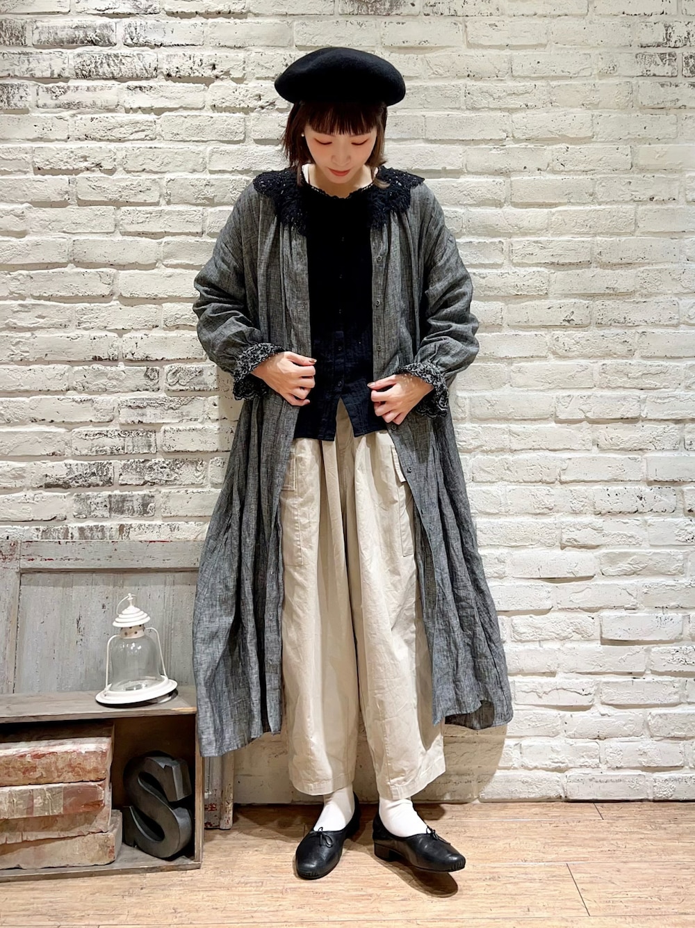 ブラック系のシャツ/ブラウス、ベージュ系のカーゴパンツ、その他のその他を着用したレディースの冬コーディネートの1枚目の写真