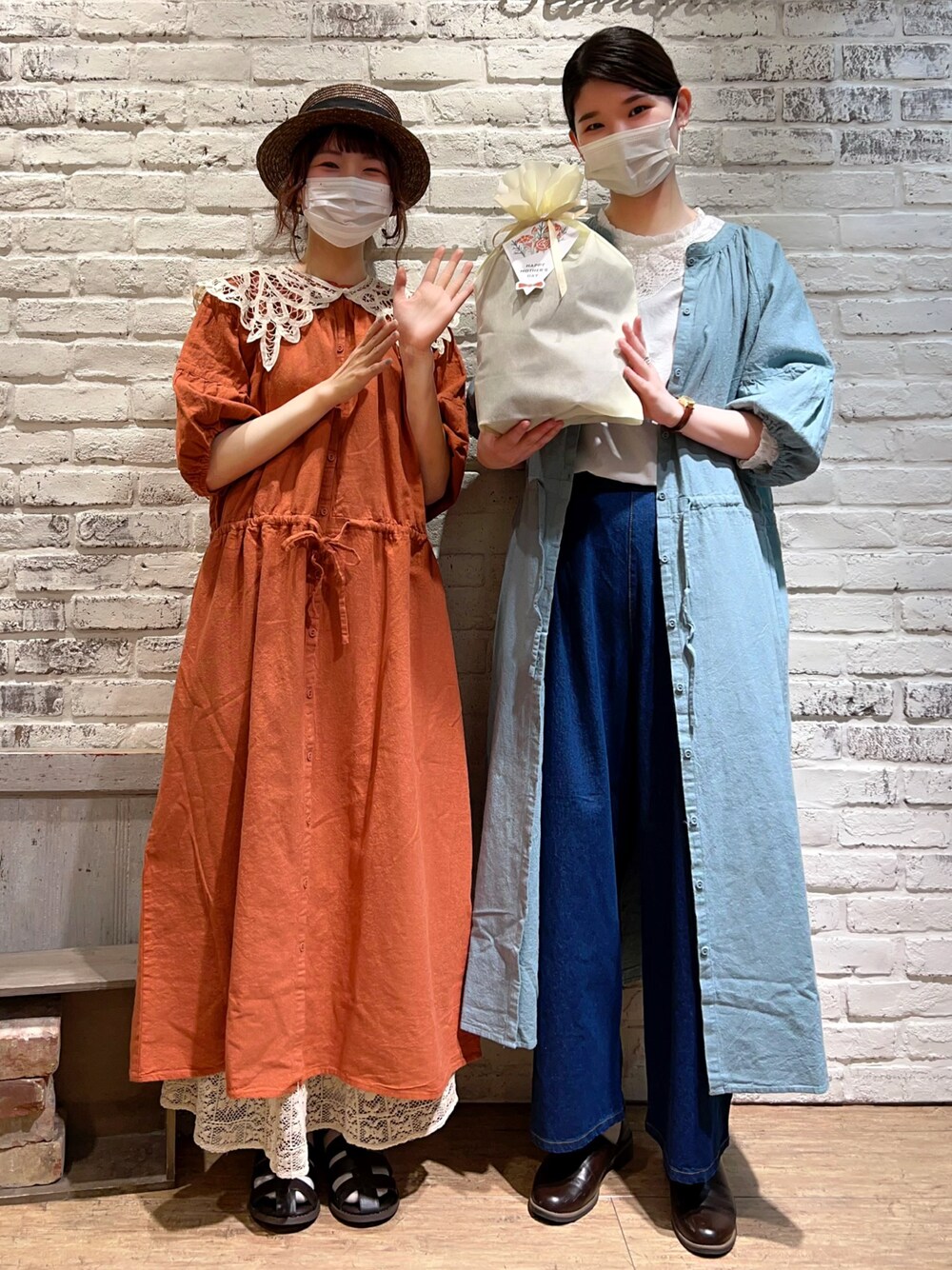ホワイト系のシャツ/ブラウス、グリーン系のワンピース、ブルー系のデニムパンツを着用したレディースの春コーディネートの1枚目の写真