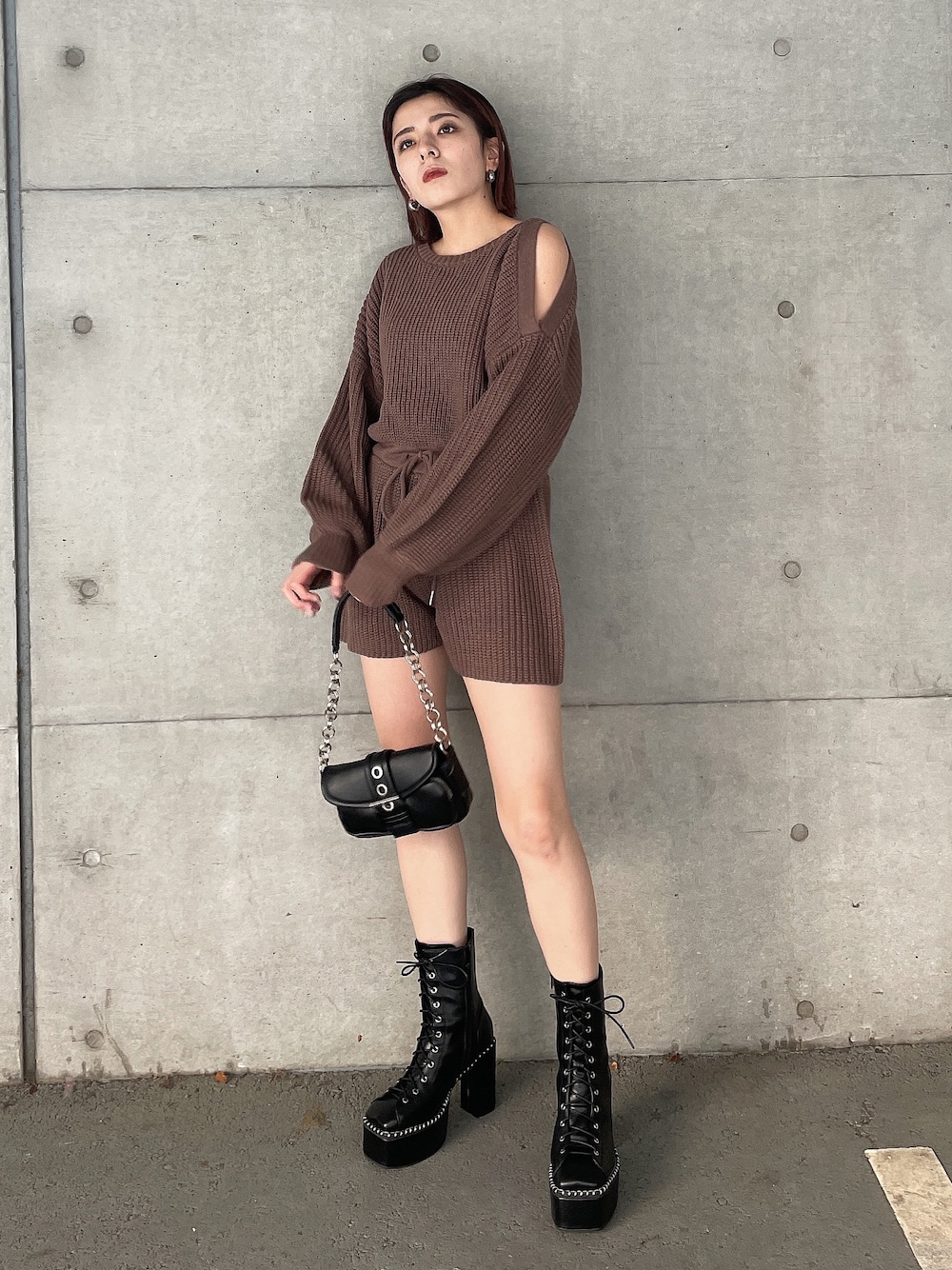 「オールインワン、ニット、ロンパース、コンビネゾン、シンプルコーデ、パンツスタイル、ニットコーデ、秋コーデ、ゆるコーデ、大人カジュアル、ベージュ」｜「ENVYMのショルダーオープンコンビネゾン（つなぎ/オールインワン、ベージュ系）」を使った、REINAさん（レディース・158cm）の秋コーディネートの1枚目の写真