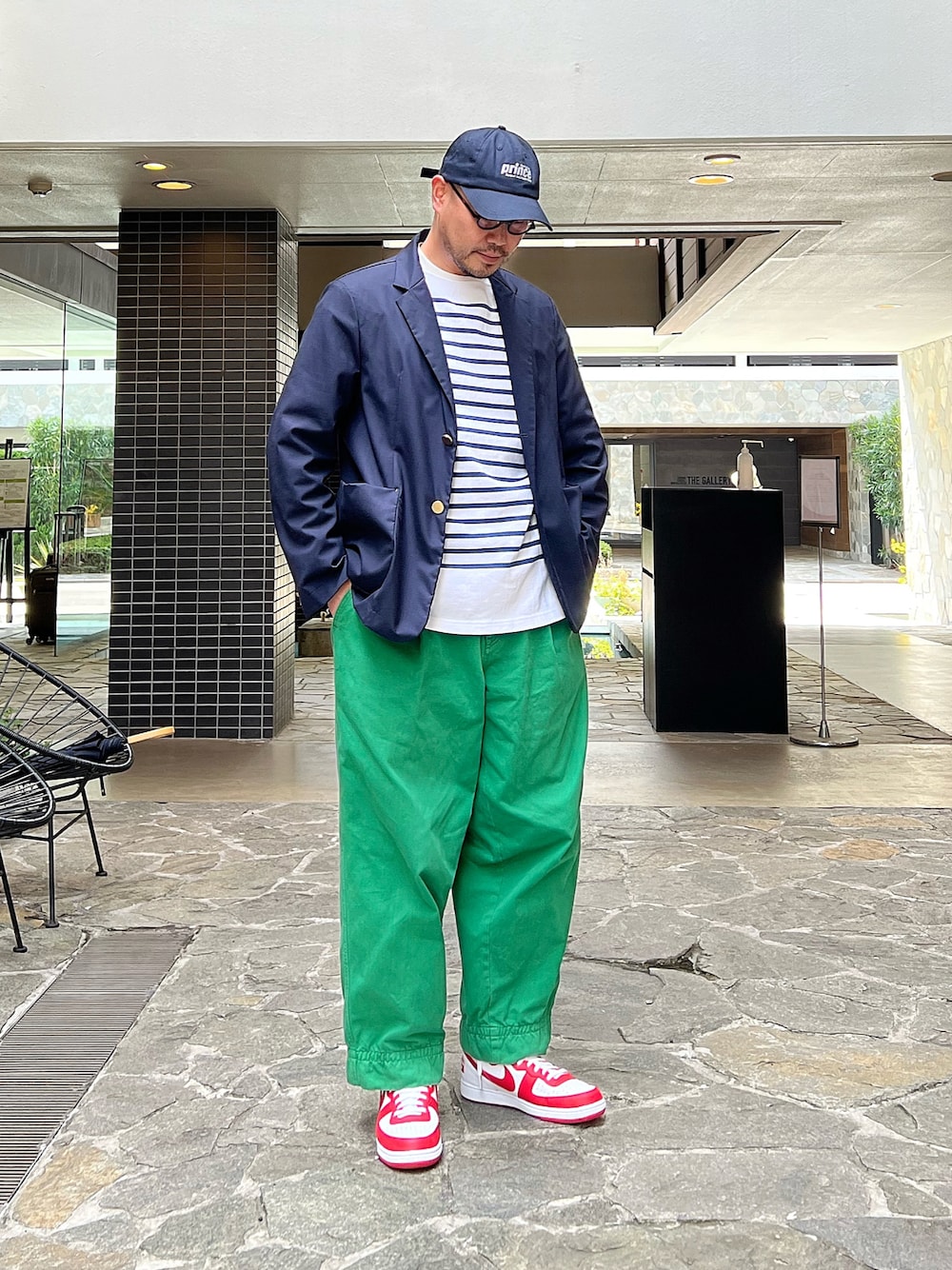 ブルー系のTシャツ/カットソー、ブルー系のテーラードジャケット、グリーン系のその他パンツを着用したメンズの春コーディネートの1枚目の写真