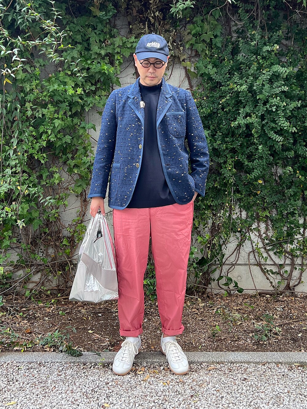 ブルー系のTシャツ/カットソー、ピンク系のパンツ、シルバー系のバッグを着用したメンズの秋コーディネートの1枚目の写真