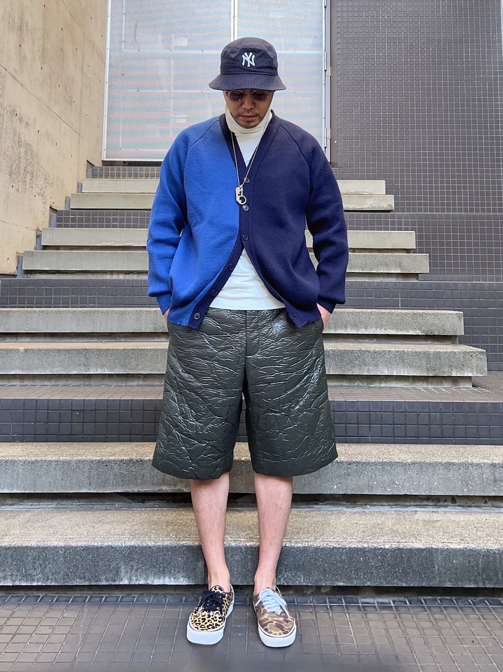 「古着、カーディガン、ビッグシルエット、カラーパンツ、ショートパンツ、レイヤードスタイル、ロンT、タートルネック、大人カジュアル、休日スタイル、ブラウン、古着MIX、バケットハット、秋コーデ、wearhalloween2021」｜「DRIES VAN NOTENのPLYD 3248 M.W.PANTS（その他パンツ、グリーン系）」を使った、jun oyaさん（メンズ・178cm）の秋コーディネートの1枚目の写真