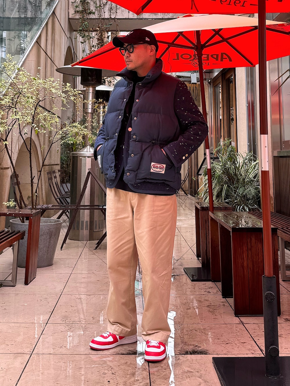 ブルー系のダウンベスト、ベージュ系のその他パンツ、ブルー系のテーラードジャケットを着用したメンズの冬コーディネートの1枚目の写真