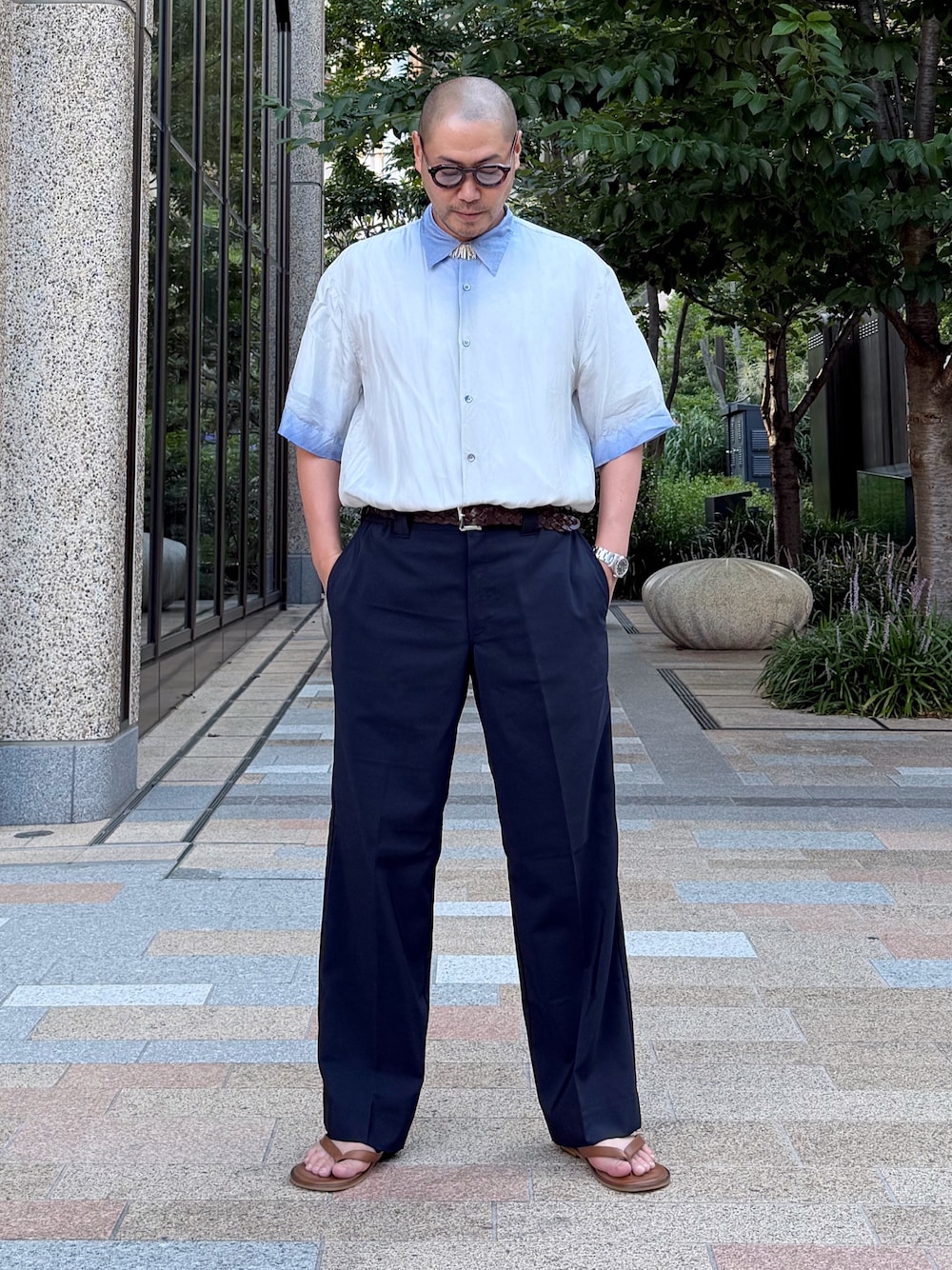 ブルー系のスラックス、ブルー系のシャツ/ブラウス、ブラウン系のサンダルを着用したメンズの夏コーディネートの1枚目の写真