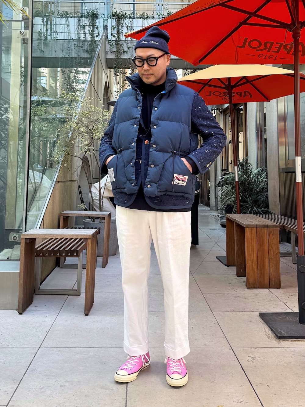 ピンク系のスニーカー、ホワイト系のデニムパンツ、ブルー系のTシャツ/カットソーを着用したメンズの冬コーディネートの1枚目の写真