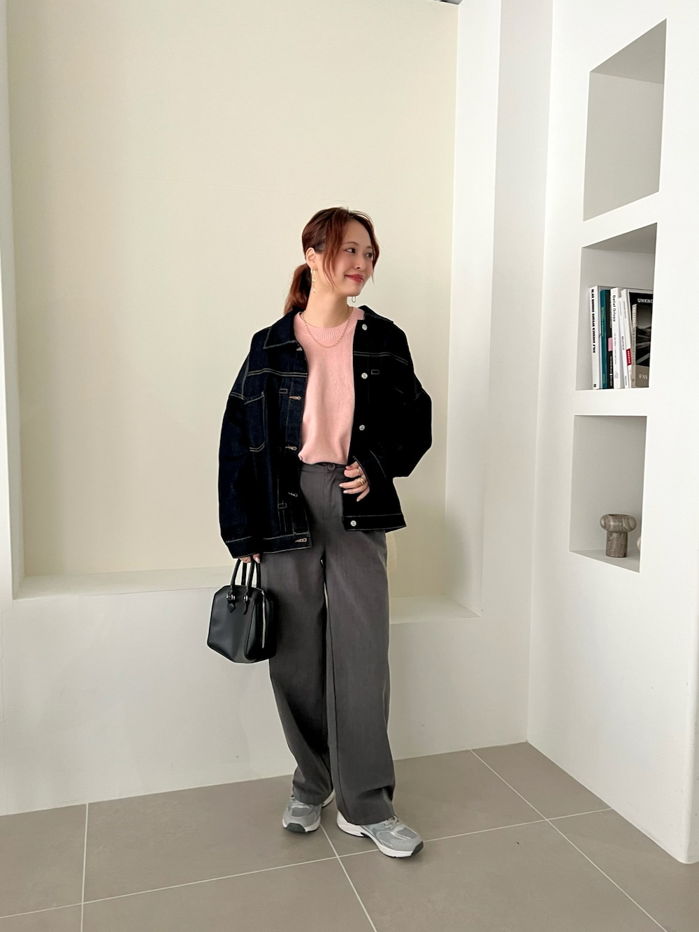 「今日のコスメと服、春色、休日スタイル、デニム、スニーカー、春アウター、スポーツミックス、春コーデ、ストリート、春服みてみて、カジュアル、カジュアルコーデ、Gジャン、春のおしゃ見えテクニック」｜「UNIQLOのアイテム（ニット/セーター、ピンク系）」を使った、maiさん（レディース・162cm）の冬コーディネートの1枚目の写真
