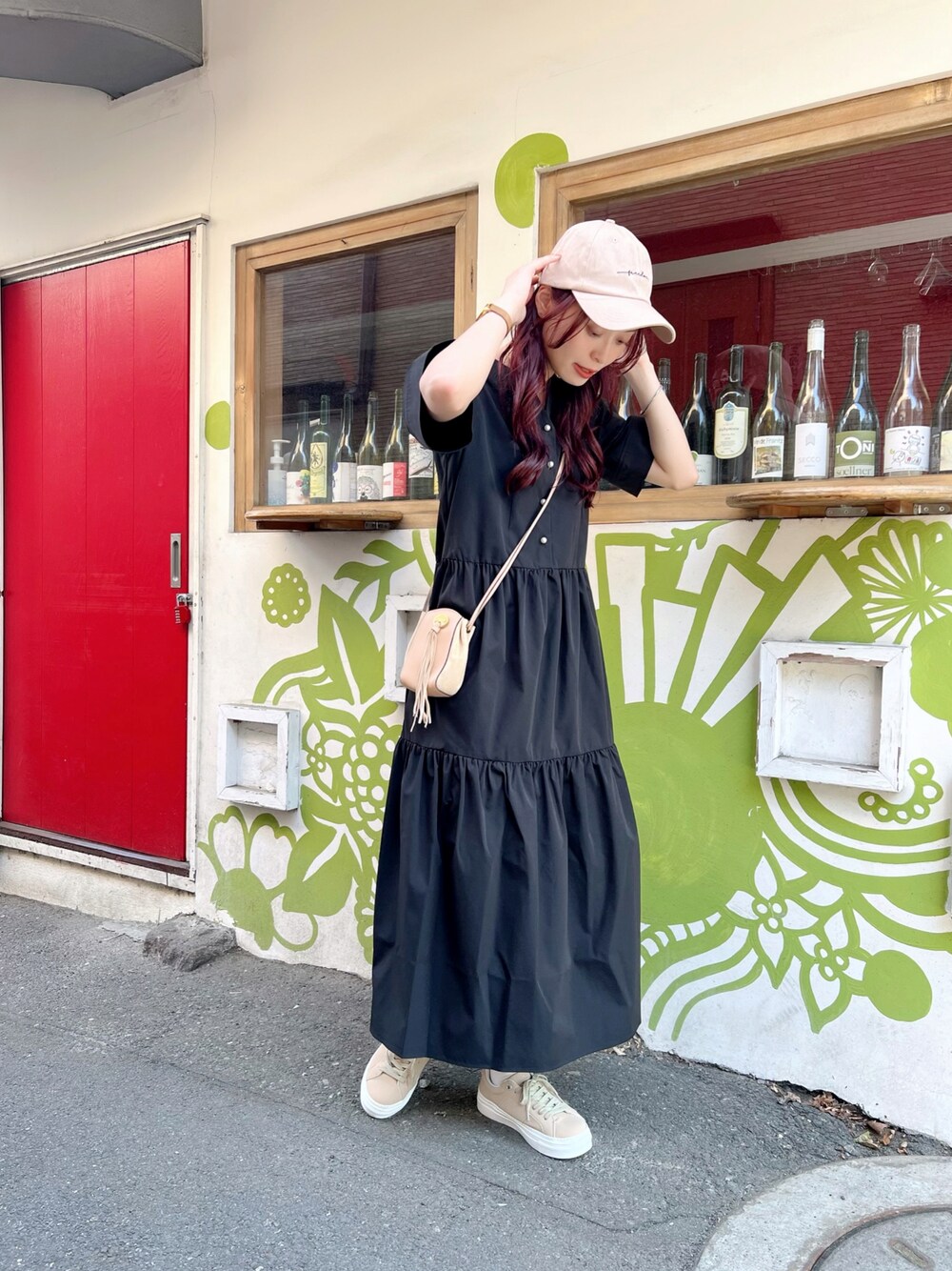 「このスタイルがお気に入り、春夏コーデ、韓国ファッション、シンプルコーデ、ミニバッグ、厚底シューズ、お出かけコーデ、きれいめカジュアル、キャップ、スニーカー、スニーカーコーデ、夏コーデ」｜「Chloeのアイテム（バッグ、ベージュ系）」を使った、maiさん（レディース・162cm）の夏コーディネートの1枚目の写真