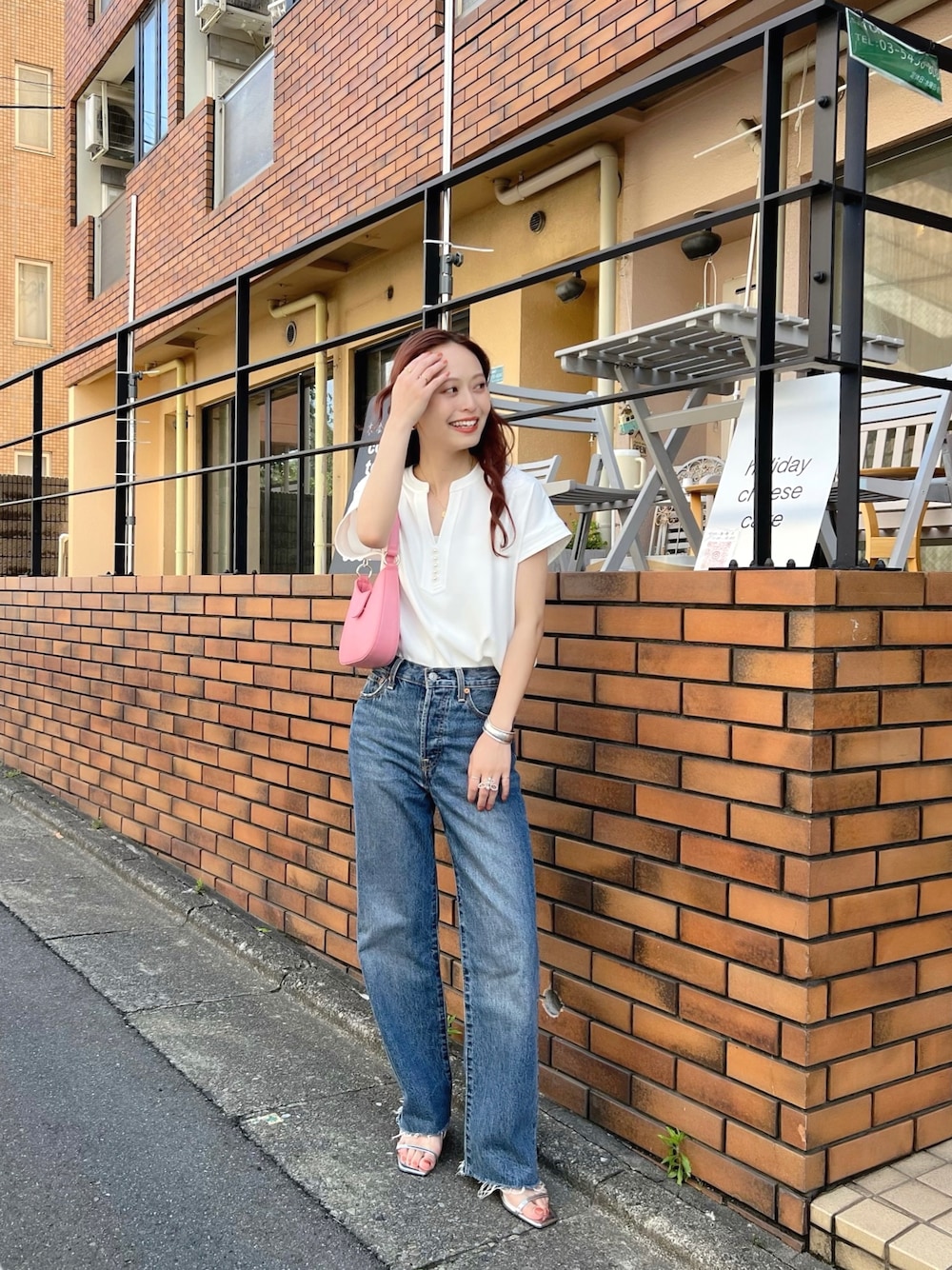 「夏のコスメと服、初夏コーデ、休日スタイル、韓国ファッション、デニム、シンプルコーデ、ミニバッグ、淡色コーデ、お出かけコーデ、きれいめカジュアル、このスタイルがお気に入り、雨の日コーデ、今日のコスメと服、アツいコーデ全部見せ」｜「Emma Taylorの【接触冷感】イージーケアパール釦キーネックブラウス（シャツ/ブラウス、ホワイト系）」を使った、maiさん（レディース・162cm）の夏コーディネートの1枚目の写真