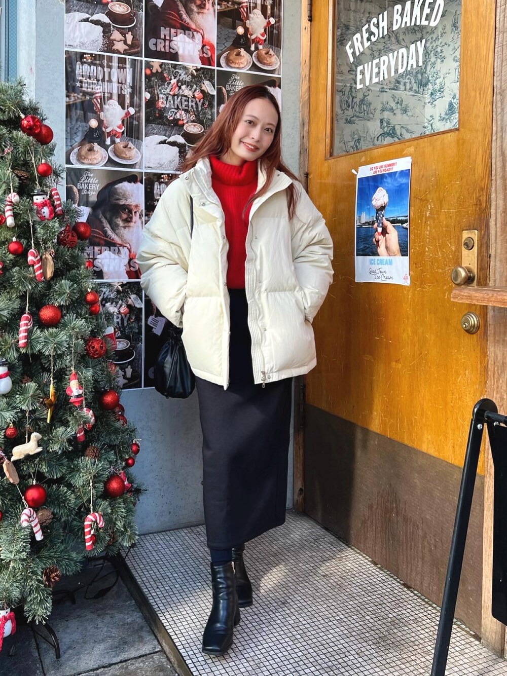 「冬を彩る色いろコーデ、休日スタイル、タートルネック、お出かけコーデ、デートコーデ、冬アウター、ロングスカート、シンプルコーデ、ダウンジャケット、ブーツ、今日のコスメと服」｜「GUのアイテム（スカート、ブラック系）」を使った、maiさん（レディース・162cm）の冬コーディネートの1枚目の写真