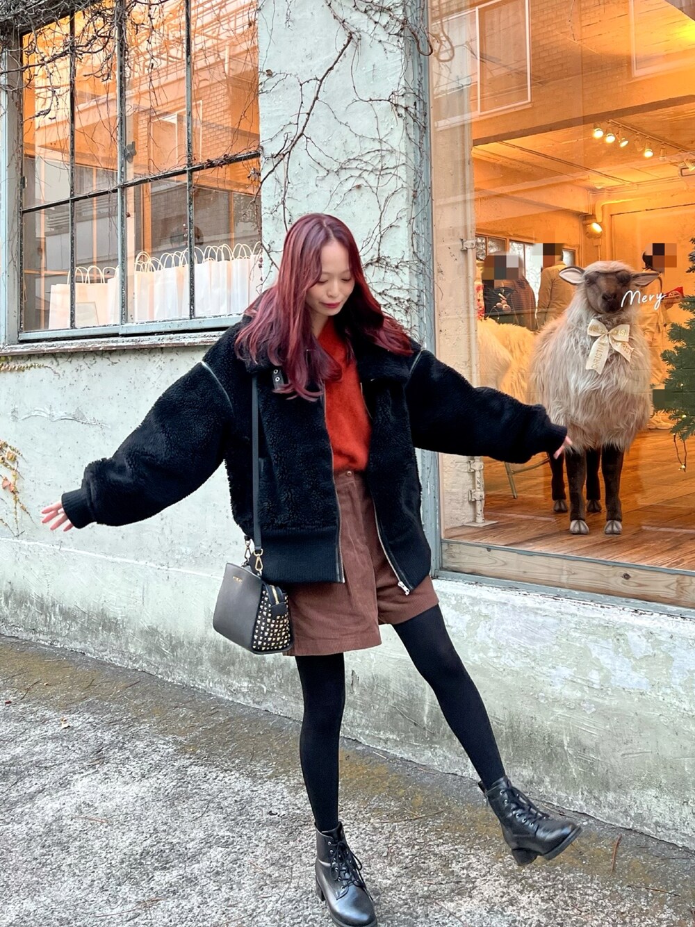 「服とコスメでなりたい自分に、マイベストコーデ2022、赤、休日スタイル、韓国ファッション、ショートパンツ、きれいめカジュアル、ニット、冬コーデ、コーデュロイ、ビッグシルエット、ブーツ、ボアジャケット、ほめられ本命コーデ」｜「CAMILLE EAUのアイテム（パンツ、ブラウン系）」を使った、maiさん（レディース・162cm）の冬コーディネートの1枚目の写真