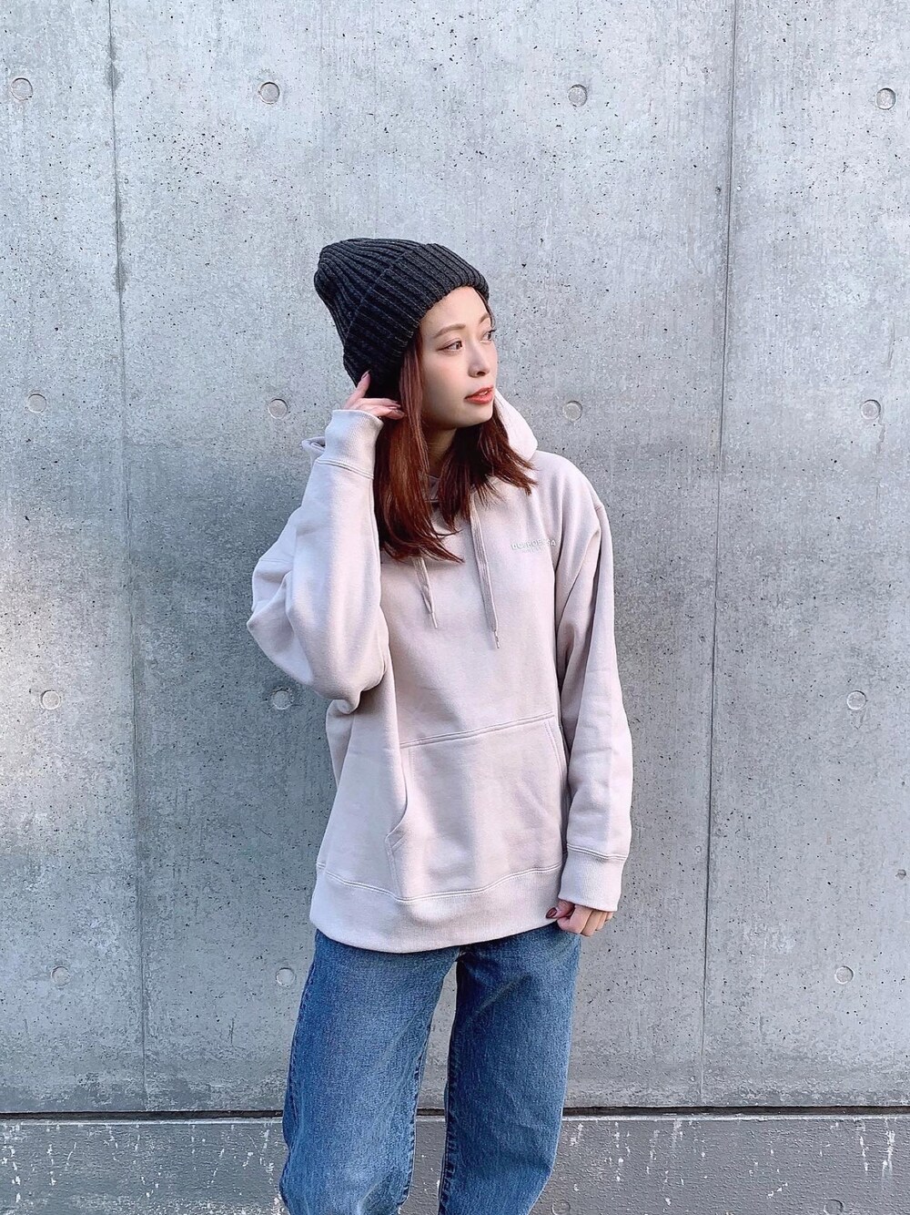 ブルー系のデニムパンツ、ベージュ系のTシャツ/カットソーを着用したレディースの秋コーディネートの1枚目の写真