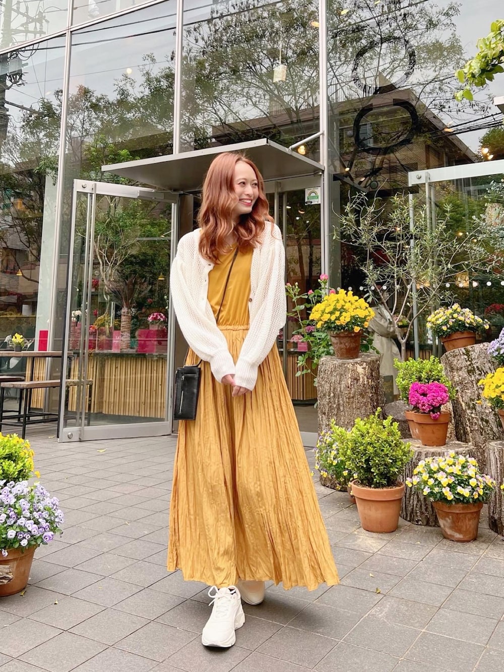 「ごきげんウィーク、休日コーデ、春コーデ、ハイカットスニーカー、春夏コーデ、休日スタイル、カーディガン、カジュアルコーデ、イエロー、春ニット、白スニーカー、カラーコーデ、ワンピース、GRL、春服デビュー宣言」｜「COTORICAのダンボールドッキングワンピース（ワンピース、ブラック系）」を使った、maiさん（レディース・162cm）の春コーディネートの1枚目の写真