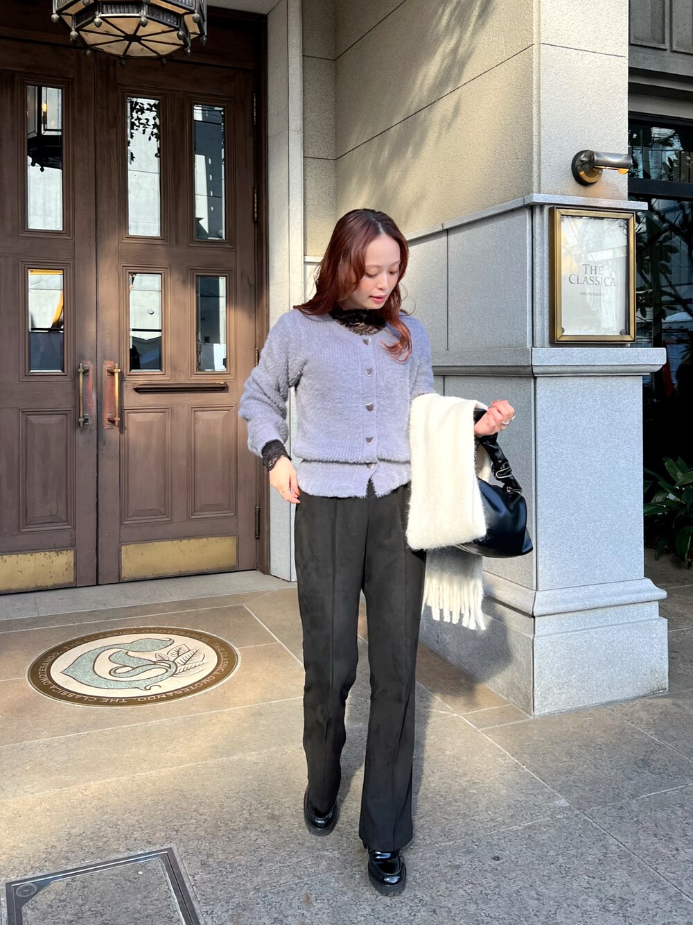 「冬を彩る色いろコーデ、ニット、休日スタイル、お出かけコーデ、デートコーデ、シンプルコーデ、カーディガン、マフラー、今日のコスメと服」｜「TRUNC 88のStretch Suede Flare Pants（その他パンツ、ブラック系）」を使った、maiさん（レディース・162cm）の冬コーディネートの1枚目の写真