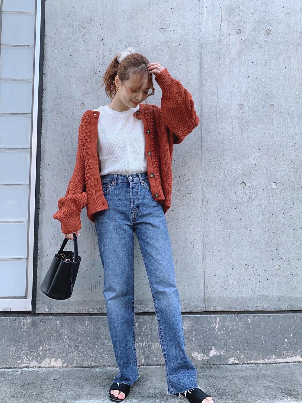 「秋服まるっと大公開、お出かけコーデ、カーディガン、シンプルコーデ、休日スタイル、デニム、きれいめカジュアル、ニット、淡色コーデ、秋服コーデ」｜「maisoncouleurのアイテム（バッグ、ブラック系）」を使った、maiさん（レディース・162cm）の秋コーディネートの1枚目の写真