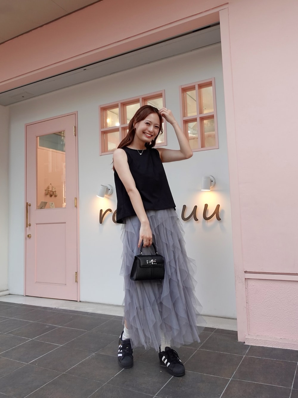 「お出かけコーデ、デートコーデ、ブラック、ブラックコーデ、韓国ファッション、休日スタイル、スニーカー、スニーカーコーデ、チュールスカート、チュール」｜「adidasのadidas アディダス EG4959 SUPERSTAR BLK/WHT（スニーカー、ブラック系）」を使った、maiさん（レディース・162cm）の秋コーディネートの1枚目の写真