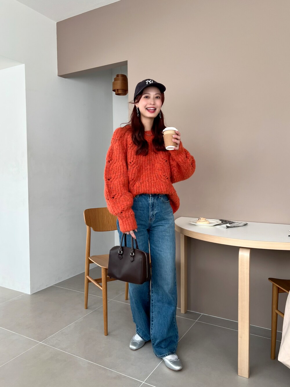 「春のおしゃ見えテクニック、ニット、デートコーデ、春コーデ、春服みてみて、お出かけコーデ、シンプルコーデ、デニム、カジュアルコーデ」｜「Ungridのカラーネップルーズニット（ニット/セーター、オレンジ系）」を使った、maiさん（レディース・162cm）の春コーディネートの1枚目の写真