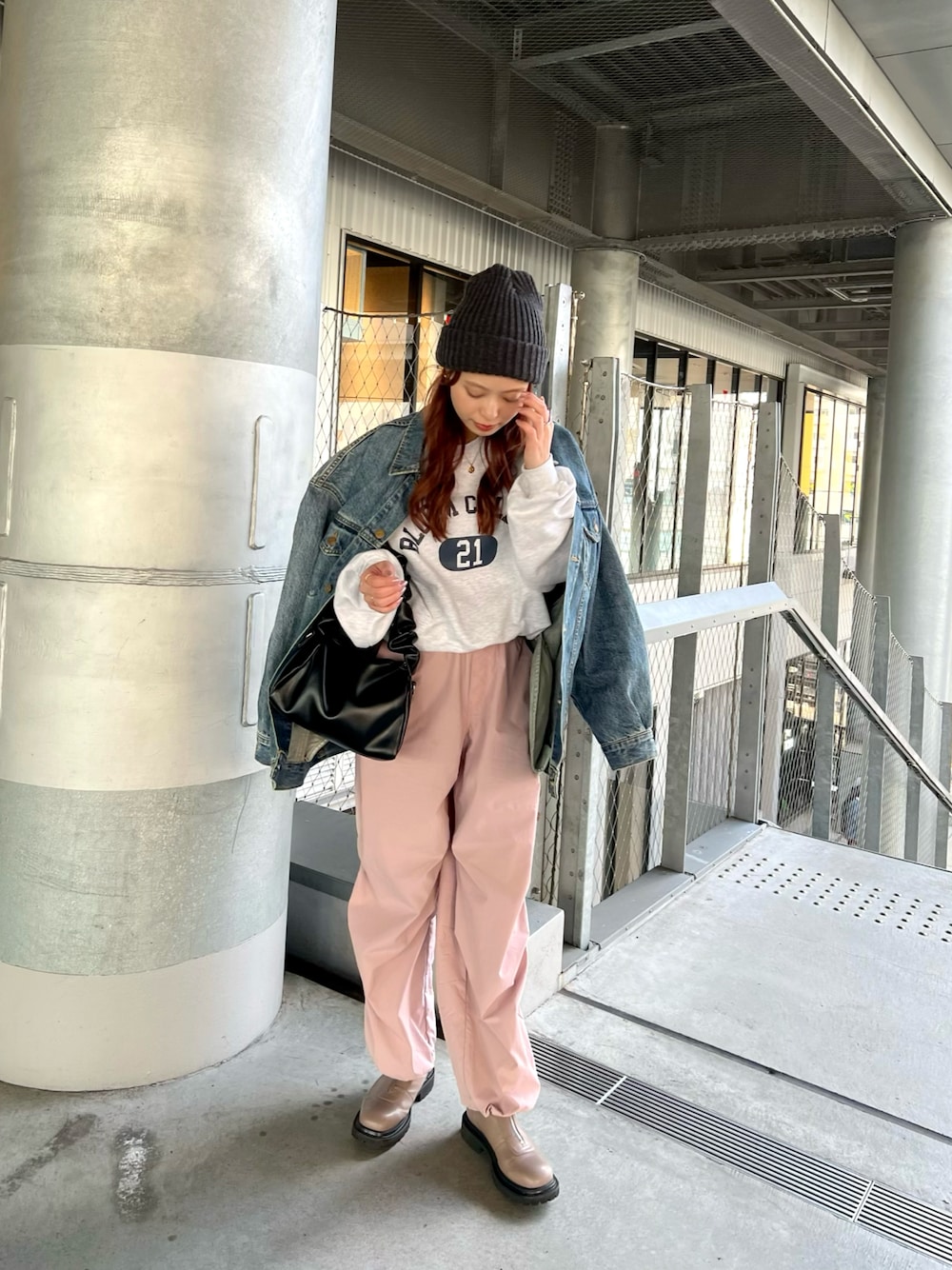 「デニム、ブーツ、ストリート、レイヤードスタイル、春色、休日スタイル、春アウター、Gジャン、カラーパンツ、パラシュートパンツ、今日のコスメと服、春のおしゃ見えテクニック、カジュアルコーデ、ピンクコーデ」｜「Jeudiのギャザーハンドル2WAYカラーバッグ（ハンドバッグ、ブラック系）」を使った、maiさん（レディース・162cm）の冬コーディネートの1枚目の写真