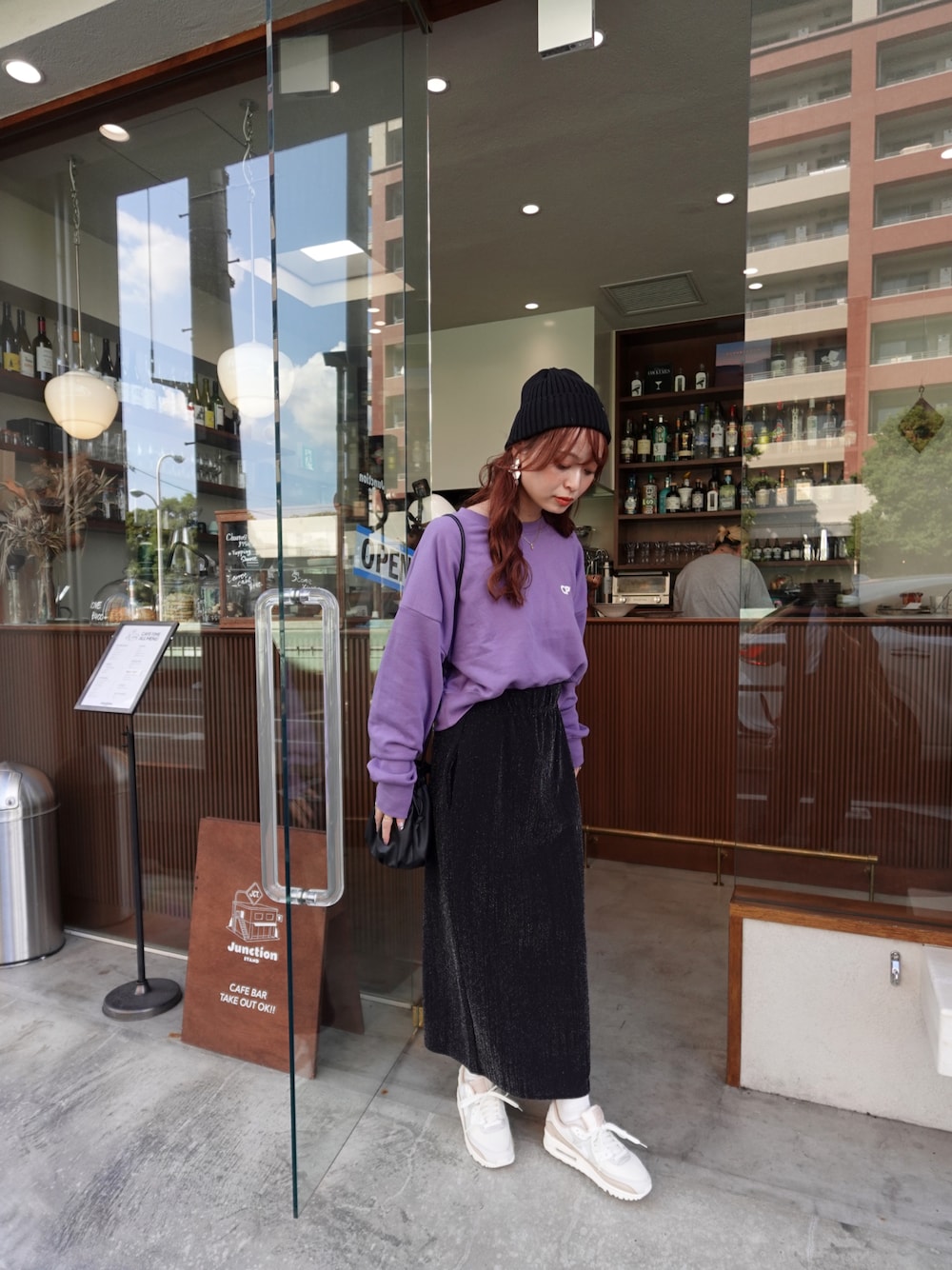 「秋っぽコーデ更新中、秋コーデ、パステルカラー、モノトーン、厚底シューズ、スニーカー、デートコーデ、スウェット、淡色コーデ、テーマパークコーデ、ハロウィン、ニット帽」｜「Ungridのバックプリントショートスウェット（スウェット、パープル系）」を使った、maiさん（レディース・162cm）の秋コーディネートの1枚目の写真