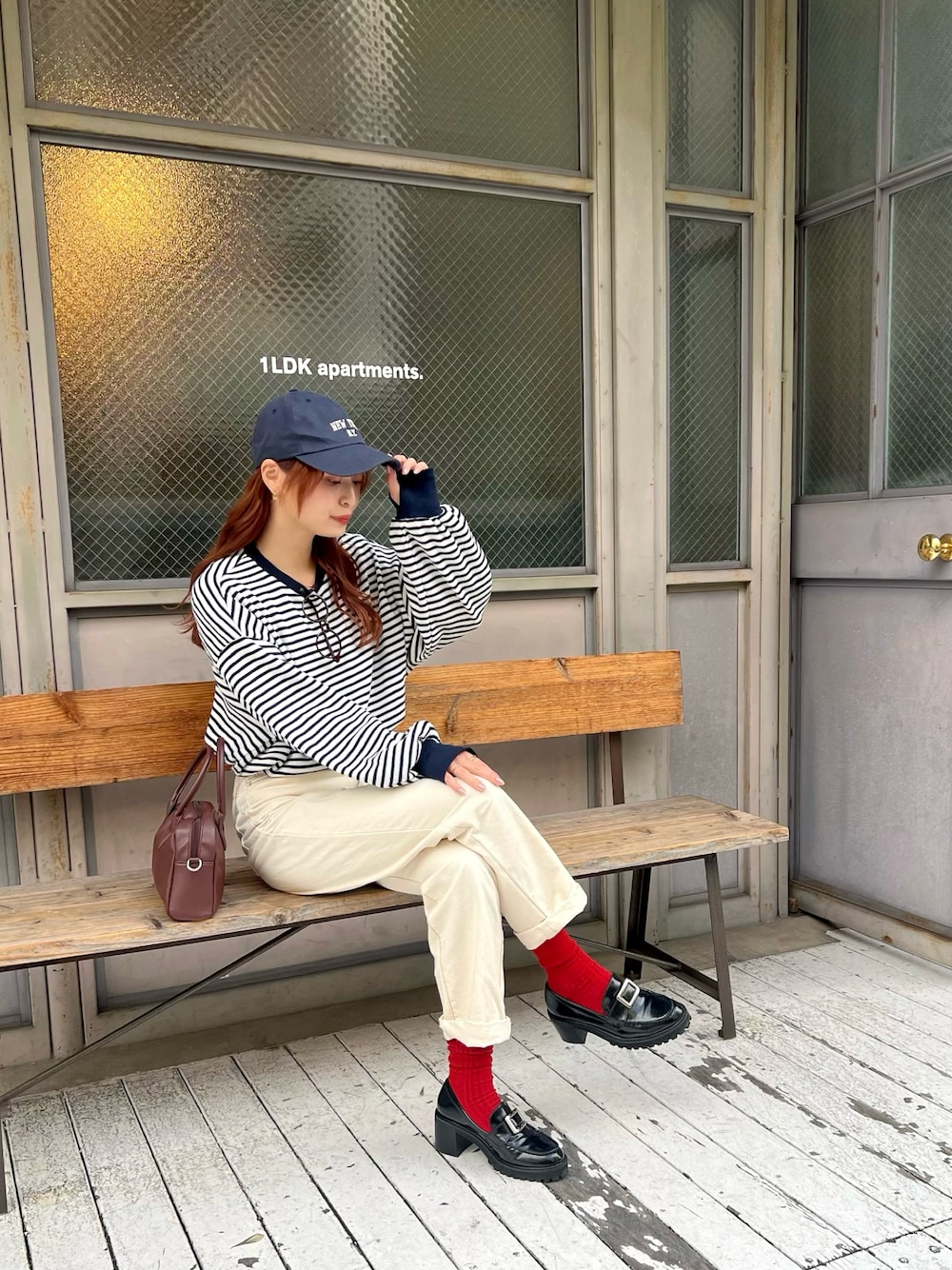 「今日のコスメと服、淡色コーデ、春色、休日スタイル、デニム、キャップ、メガネ女子、デートコーデ、ボーダー、春コーデ、赤ソックス、春服みてみて、春のおしゃ見えテクニック、カジュアルコーデ、春のNewスタイル」｜「apres jour mignonの【apresjour mignon×ARIAZ】ロゴキャップ（キャップ、ブルー系）」を使った、maiさん（レディース・162cm）の冬コーディネートの1枚目の写真