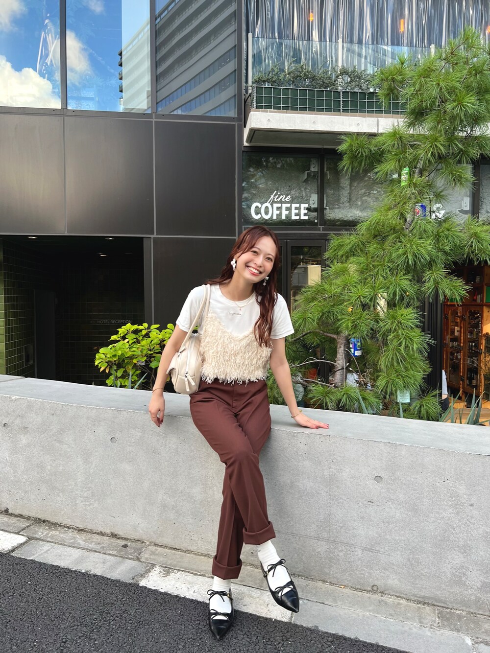 「秋っぽコーデ更新中、休日スタイル、秋コーデ、レイヤードスタイル、Tシャツ、骨格ウェーブ、イエベ秋、きれいめカジュアル、カジュアル、靴下チラ見せ」｜「EVOLの【EVOL】ダブルリボンパンプス IW5362（パンプス、ブラック系）」を使った、maiさん（レディース・162cm）の秋コーディネートの1枚目の写真