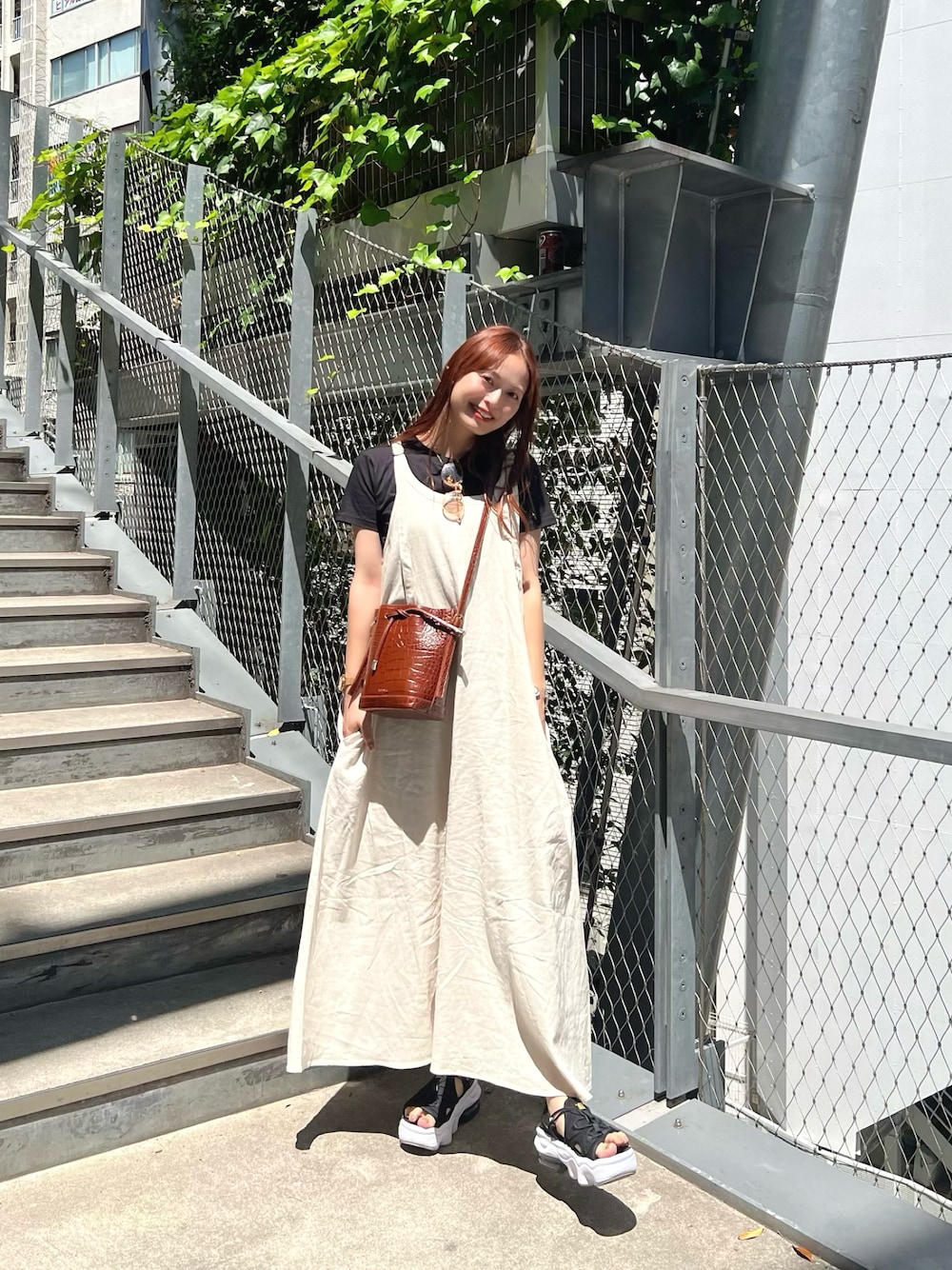 「きれいめカジュアル、モノトーン、デートコーデ、ワンピース、レイヤードスタイル、夏コーデ、サングラス、サンダル、韓国ファッション」｜「Ungridのリネン混ショルダーデザインキャミワンピース（ワンピース、ホワイト系）」を使った、maiさん（レディース・162cm）の夏コーディネートの1枚目の写真