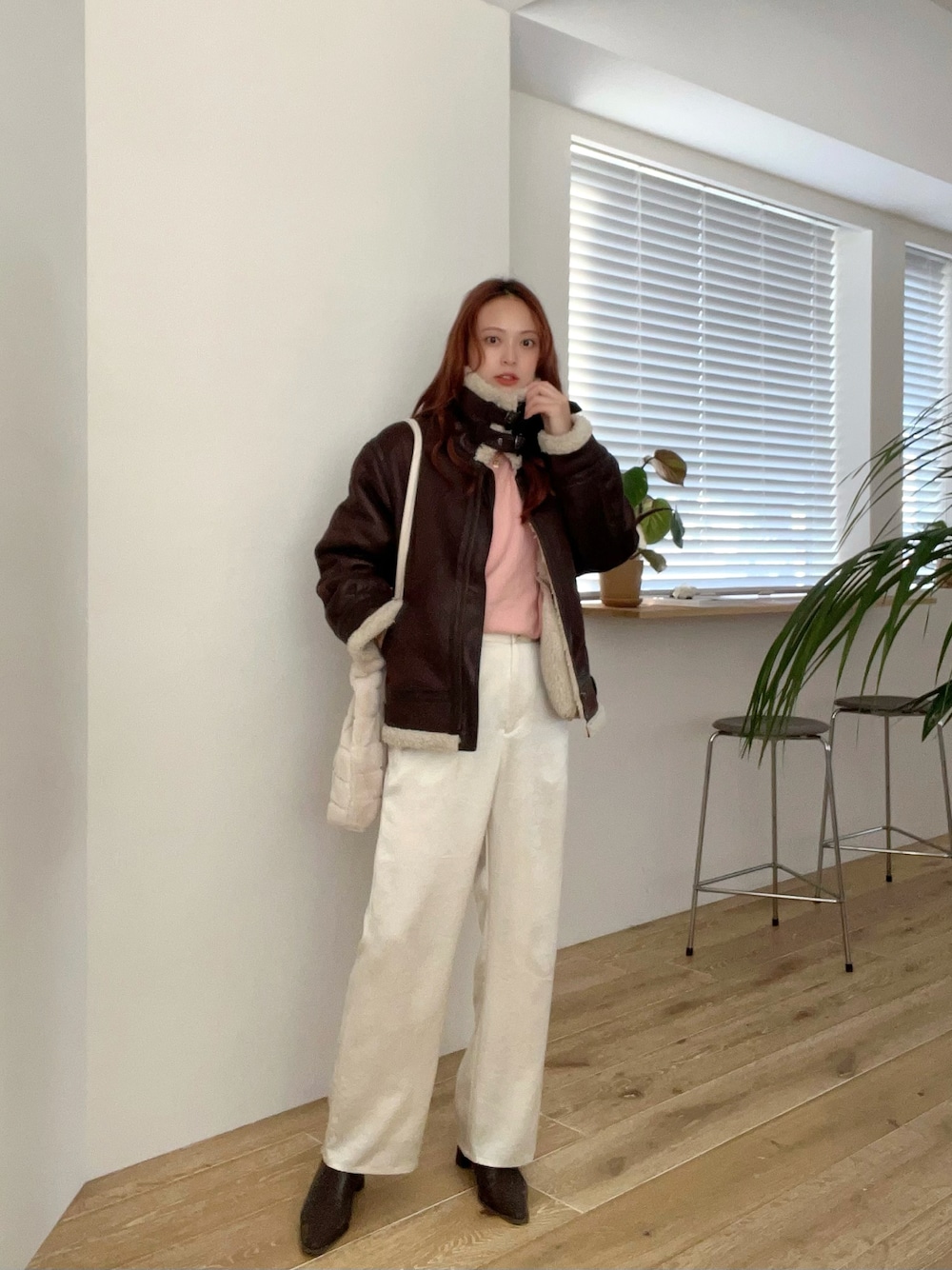 「新星WEARISTAにエントリー、今日のコスメと服、休日スタイル、ホワイトコーデ、クリスマスに着たい服、マイベストコーデ2023、お出かけコーデ、きれいめカジュアル、淡色コーデ、ブーツ、冬コーデ、冬を彩る色いろコーデ」｜「#newansのアイテム（パンツ、ホワイト系）」を使った、maiさん（レディース・162cm）の冬コーディネートの1枚目の写真