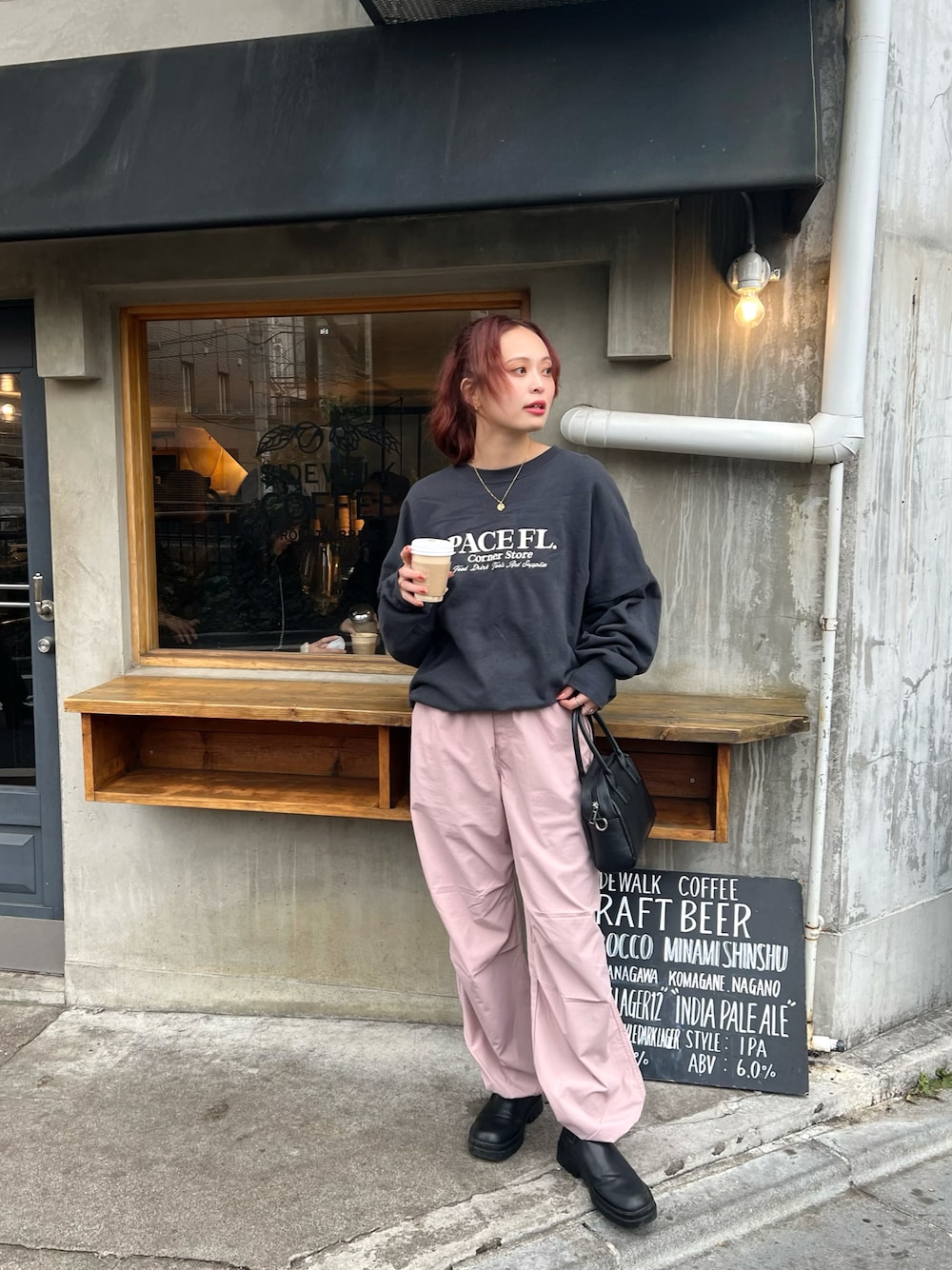 「お出かけコーデ、パラシュートパンツ、デートコーデ、プチプラ、シンプルコーデ、ブーツ、スウェット、サイドゴアブーツ、今日のコスメと服、ピンクコーデ」｜「Ungridの【WEB限定】刺繍ロゴルーズスウェット（スウェット、グレー系）」を使った、maiさん（レディース・162cm）の冬コーディネートの1枚目の写真