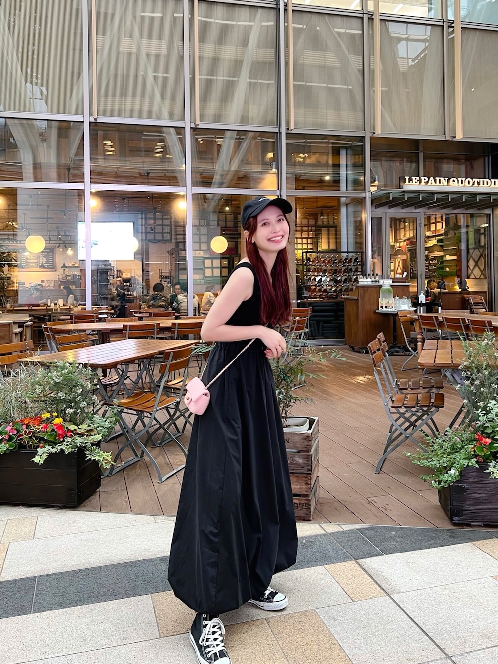 「初夏コーデ、モノトーン、休日スタイル、韓国ファッション、シンプルコーデ、ミニバッグ、キャミワンピ、お出かけコーデ、キャップ、夏のコスメと服、このスタイルがお気に入り、雨の日コーデ、今日のコスメと服、アツいコーデ全部見せ」｜「DISCOATのキルティングミニミニショルダーバッグ（ショルダーバッグ、ピンク系）」を使った、maiさん（レディース・162cm）の夏コーディネートの1枚目の写真