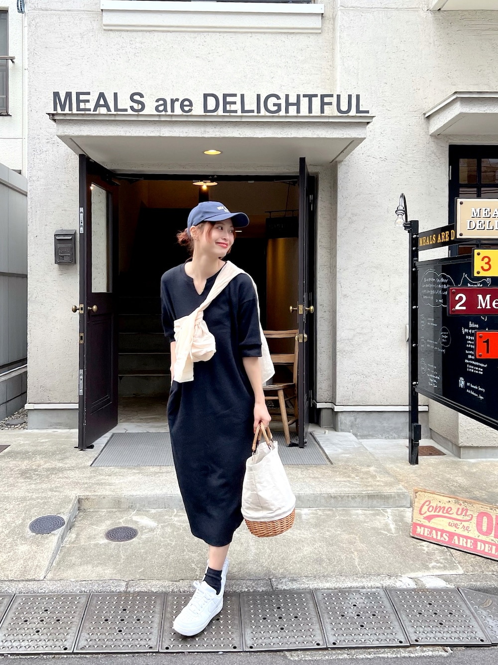「秋服まるっと大公開、ベージュ、お出かけコーデ、ワンピース、シンプルコーデ、休日スタイル、スニーカー、きれいめカジュアル」｜「apres jour mignonの【apresjour mignon×ARIAZ】ロゴキャップ（キャップ、ブルー系）」を使った、maiさん（レディース・162cm）の秋コーディネートの1枚目の写真