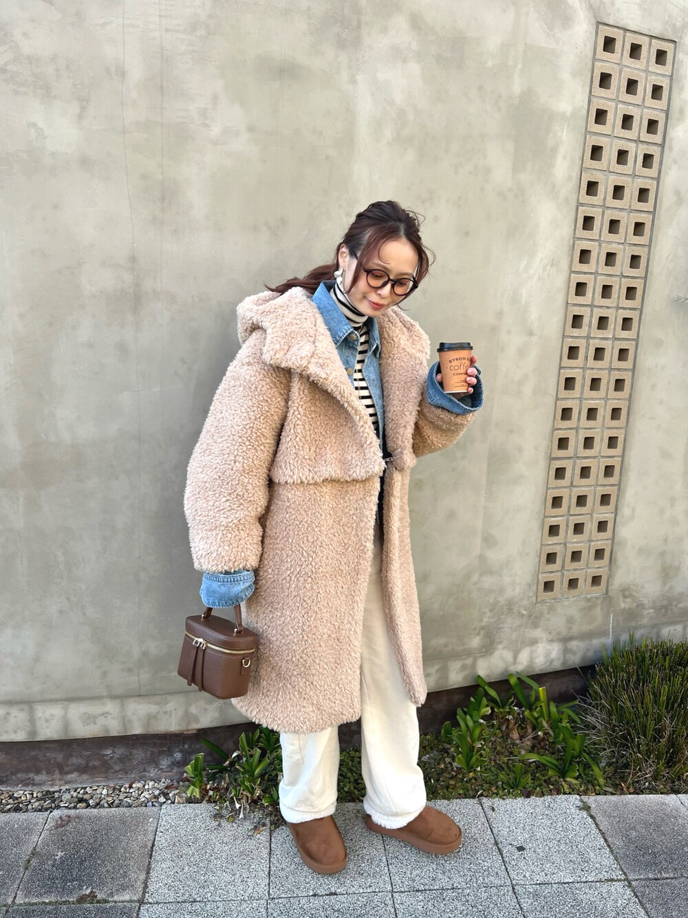 「真冬のあったかスタイル、デニム、ニット、ファー、お出かけコーデ、冬コーデ、ムートンブーツ、デートコーデ、ロングコート、ボアジャケット、きれいめカジュアル」｜「ORiental TRaffic by yuriのZOZOTOWN限定 2024秋冬新作 バニティバッグ BA-245（ハンドバッグ、ブラウン系）」を使った、maiさん（レディース・162cm）の冬コーディネートの1枚目の写真