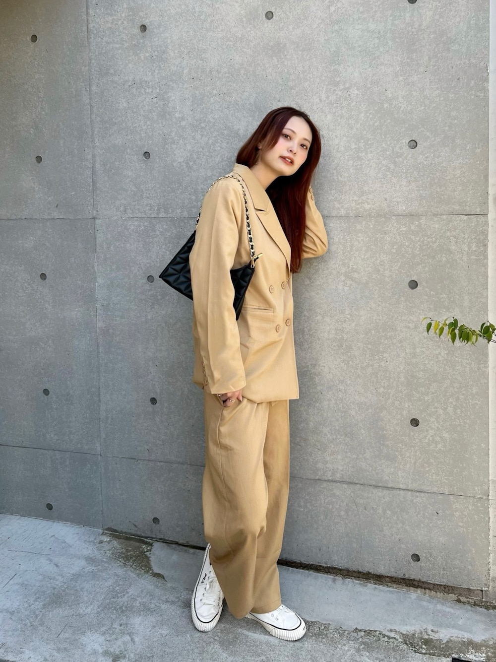 「春服コーデ、キャミワンピ、パステル映える春、ビッグシルエット、春服みてみて、スラックス、休日スタイル、カラーパンツ、セットアップ、春コーデ、白スニーカー、カラーコーデ、いまどきジャケット写真」｜「FILAのフィラ バンパー（スニーカー、ホワイト系）」を使った、maiさん（レディース・162cm）の春コーディネートの1枚目の写真