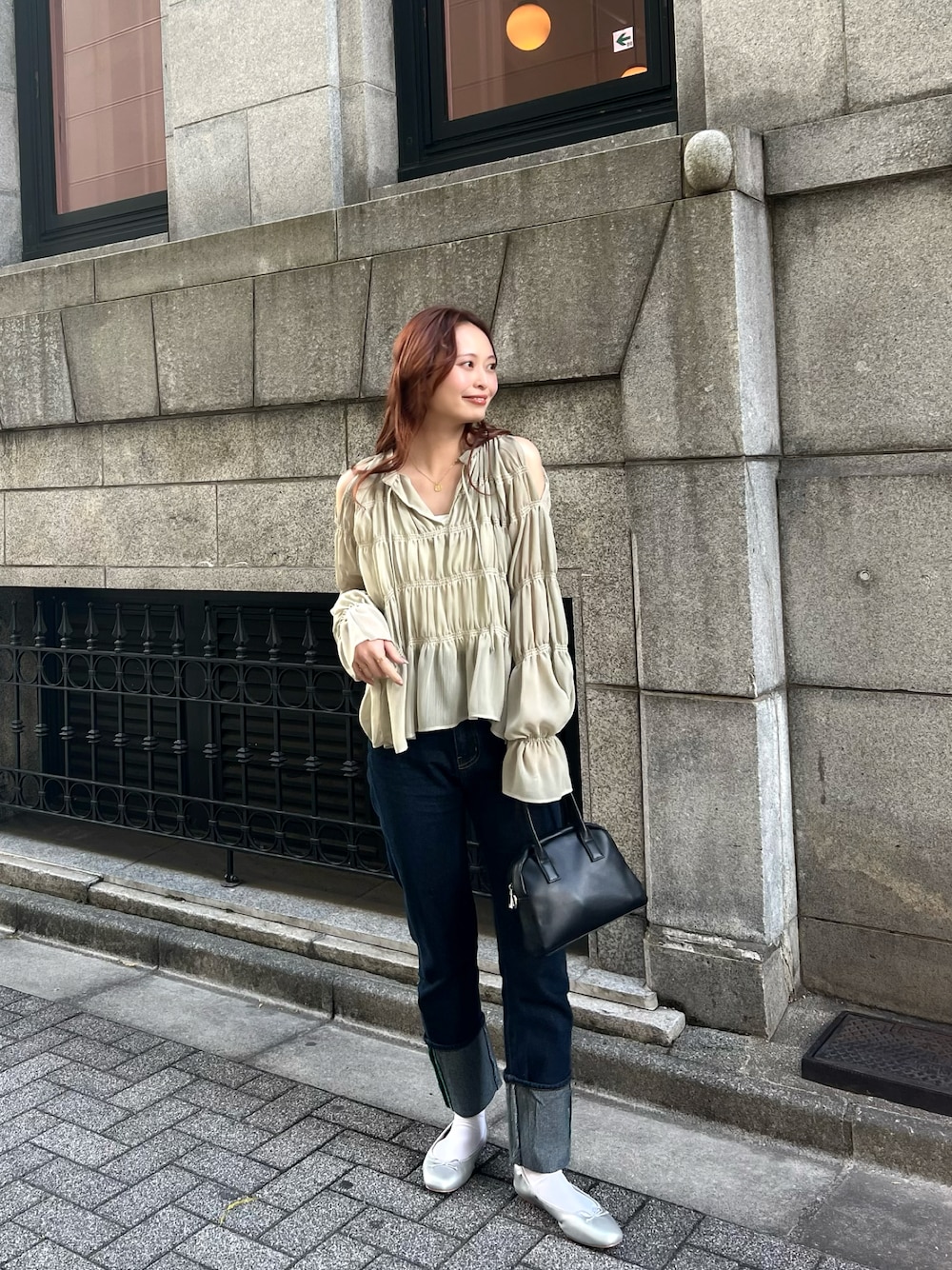「今日のコスメと服、レイヤードスタイル、淡色コーデ、春色、休日スタイル、デニム、デートコーデ、春コーデ、プチプラ、春のおしゃ見えテクニック、カジュアルコーデ」｜「BONLECILLのカラーステッチロールアップハイウエストデニムパンツ（デニムパンツ、ブルー系）」を使った、maiさん（レディース・162cm）の冬コーディネートの1枚目の写真