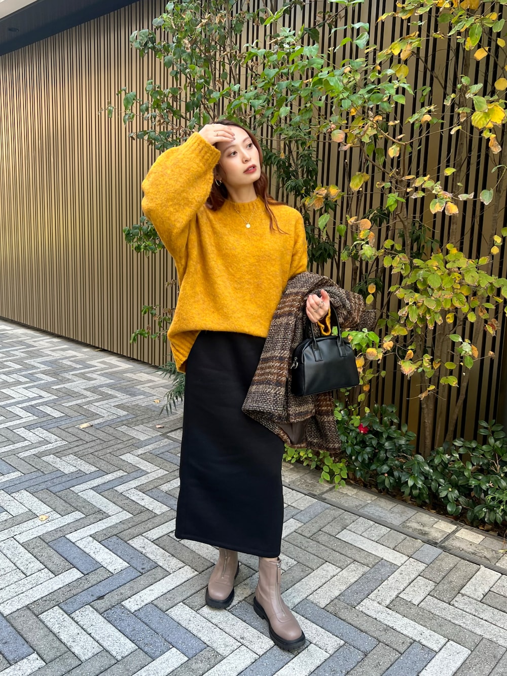 「新星WEARISTAにエントリー、今日のコスメと服、クリスマスに着たい服、マイベストコーデ2023、お出かけコーデ、コート、プチプラ、きれいめカジュアル、ロングスカート、ブーツ、冬コーデ、冬を彩る色いろコーデ」｜「moment+のクルーネックMIX起毛ニットプルオーバー（ニット/セーター、イエロー系）」を使った、maiさん（レディース・162cm）の冬コーディネートの1枚目の写真