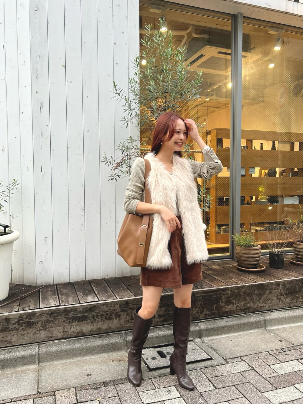 「重ね着ベストシーズン、今日のコスメと服、キレイめカジュアル、ニット、淡色コーデ、ファーベスト、ファー、ベスト、ブーツ、ロングブーツ、レイヤードスタイル、お出かけコーデ、秋のコーデ」｜「moment+の【村上愛花さん着用アイテム】Vネックロングフェイクファーベスト（ベスト、ホワイト系）」を使った、maiさん（レディース・162cm）の秋コーディネートの1枚目の写真