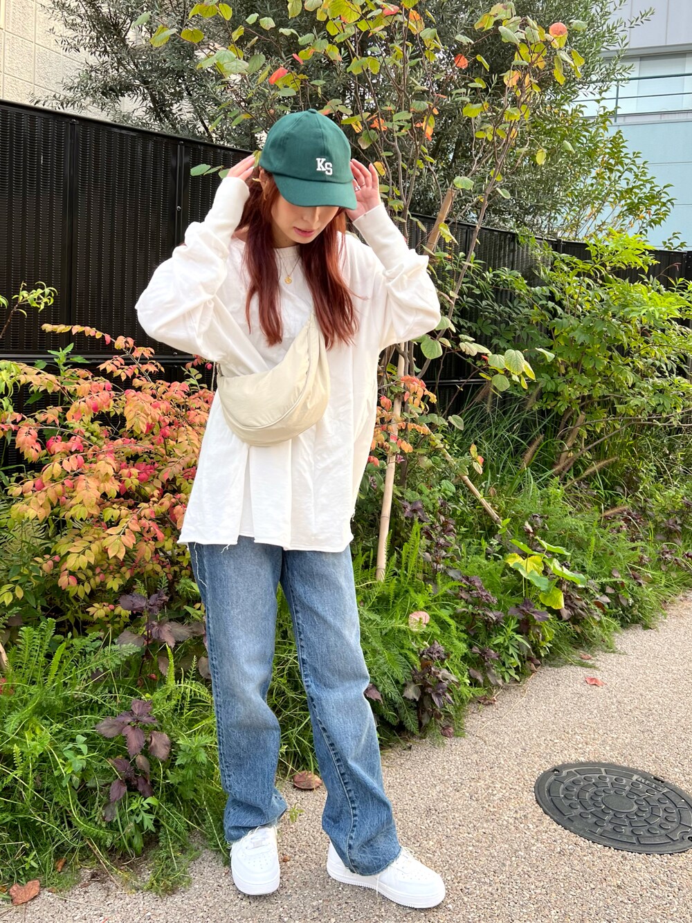 「韓国ファッション、NIKE、エアフォースワン、レイヤードスタイル、きれいめカジュアル、キャップ、ビッグシルエット、プチプラ、スウェット、ストリート、古着MIX、UNIQLO、Ungrid、ほめられ本命コーデ、ショルダーバッグ」｜「Levi'sのLevis別注 501CROP DENIM（デニムパンツ、ブルー系）」を使った、maiさん（レディース・162cm）の秋コーディネートの1枚目の写真