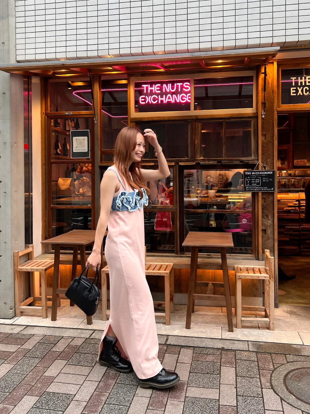 「デートコーデ、ワンピース、淡色コーデ、きれいめカジュアル、レイヤードスタイル、デニム、夏コーデ、韓国ファッション、お出かけコーデ、ピンクコーデ、デニムコーデ、ドクターマーチン」｜「BONLECILLの2way フェイクレザー コンパクトボストン ショルダーバッグ（ボストンバッグ、ブラック系）」を使った、maiさん（骨格ウェーブ・レディース・162cm）の夏コーディネートの1枚目の写真