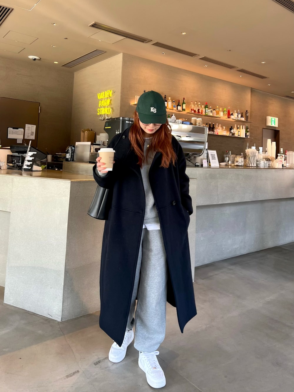「春服みてみて、セットアップ、レイヤードスタイル、お出かけコーデ、シンプルコーデ、スニーカー、春アウター、大人カジュアル、春色、メガネ女子、休日スタイル、スポーツミックス、キャップ」｜「NIKEのナイキ エア フォース 1 '07 ウィメンズシューズ / Nike Air Force 1 '07 Women's Shoes DD8959-100 White（スニーカー、ホワイト系）」を使った、maiさん（レディース・162cm）の春コーディネートの1枚目の写真